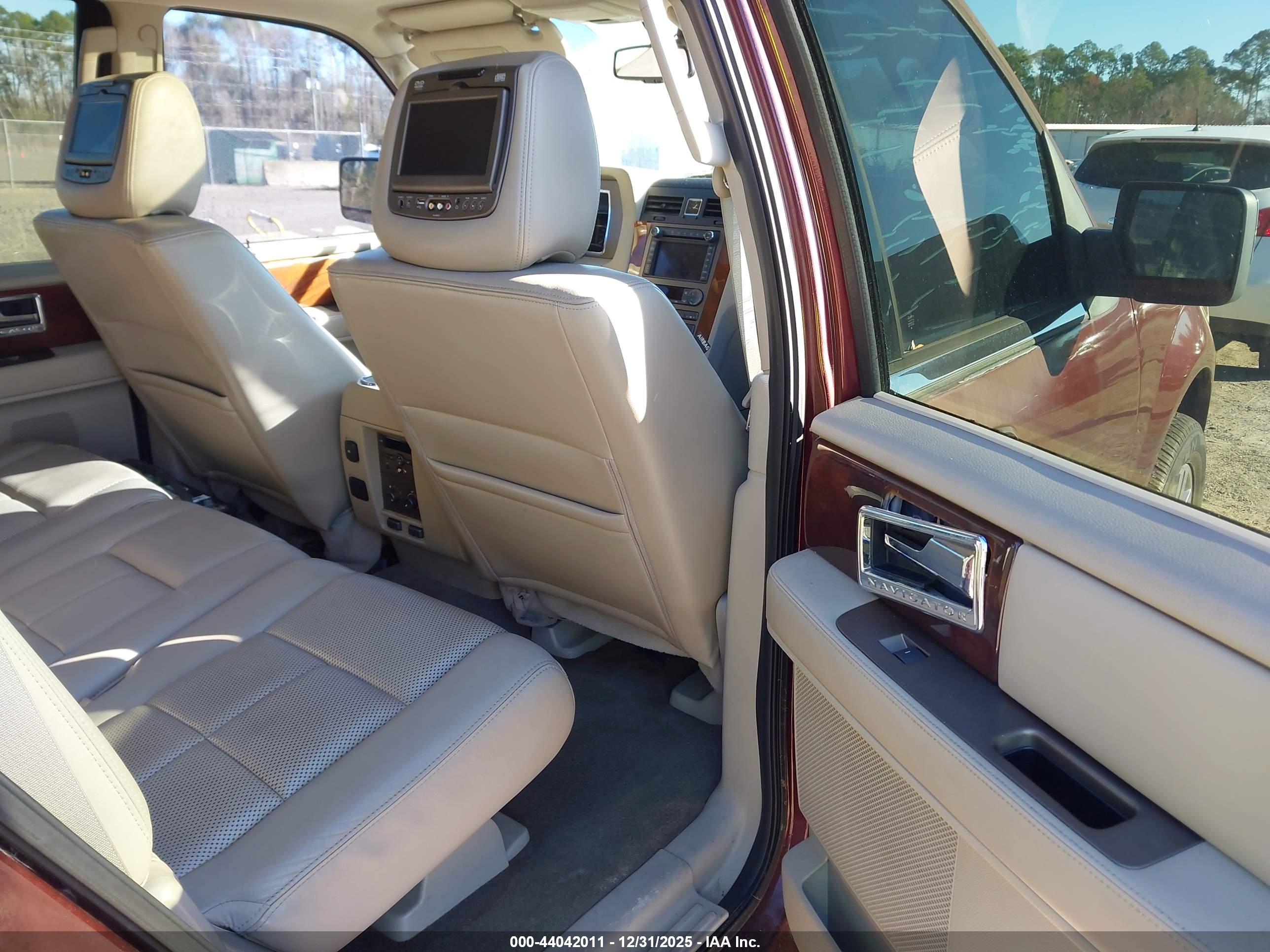 LINCOLN NAVIGATOR image 8