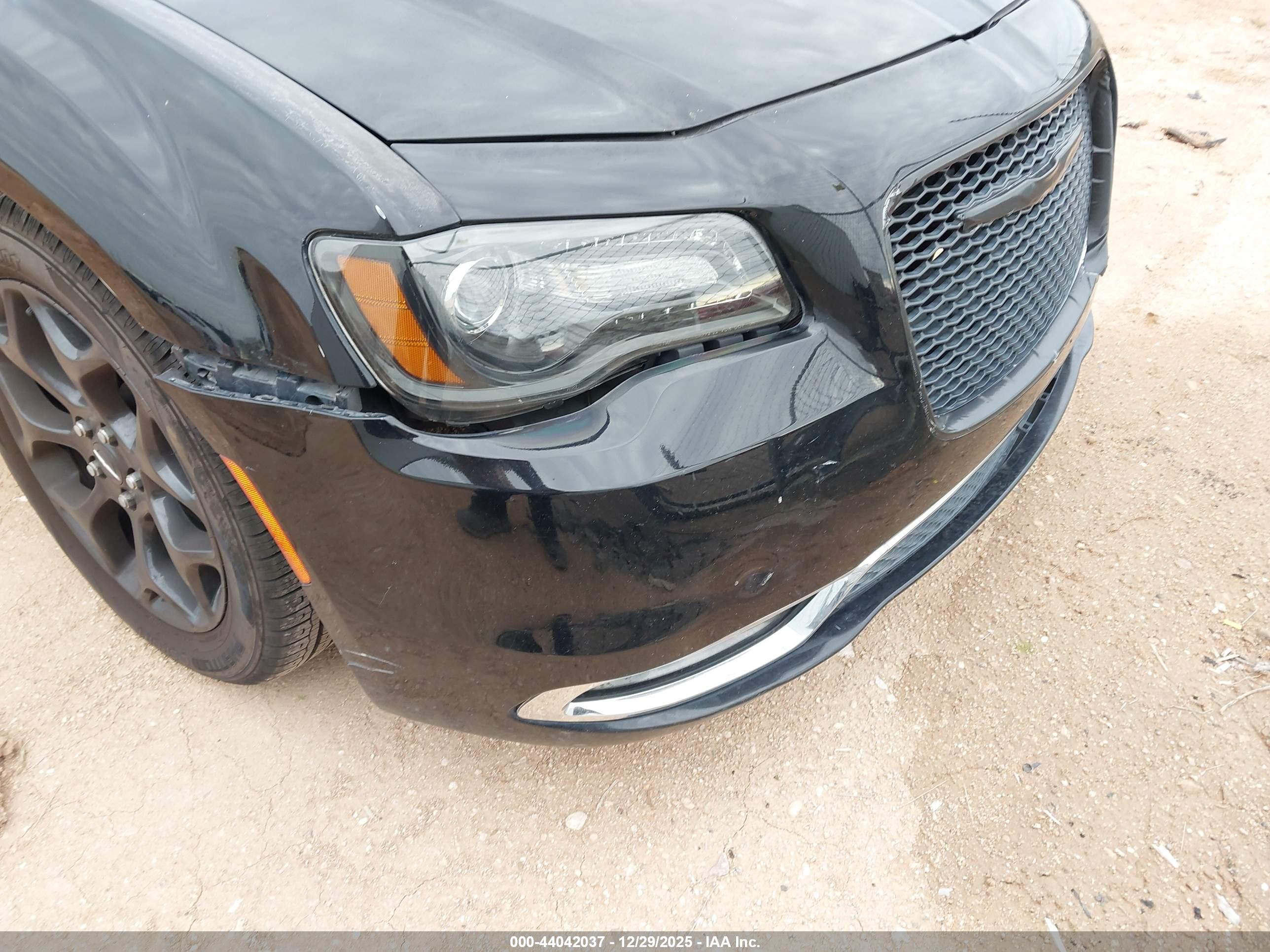 CHRYSLER 300 image 6