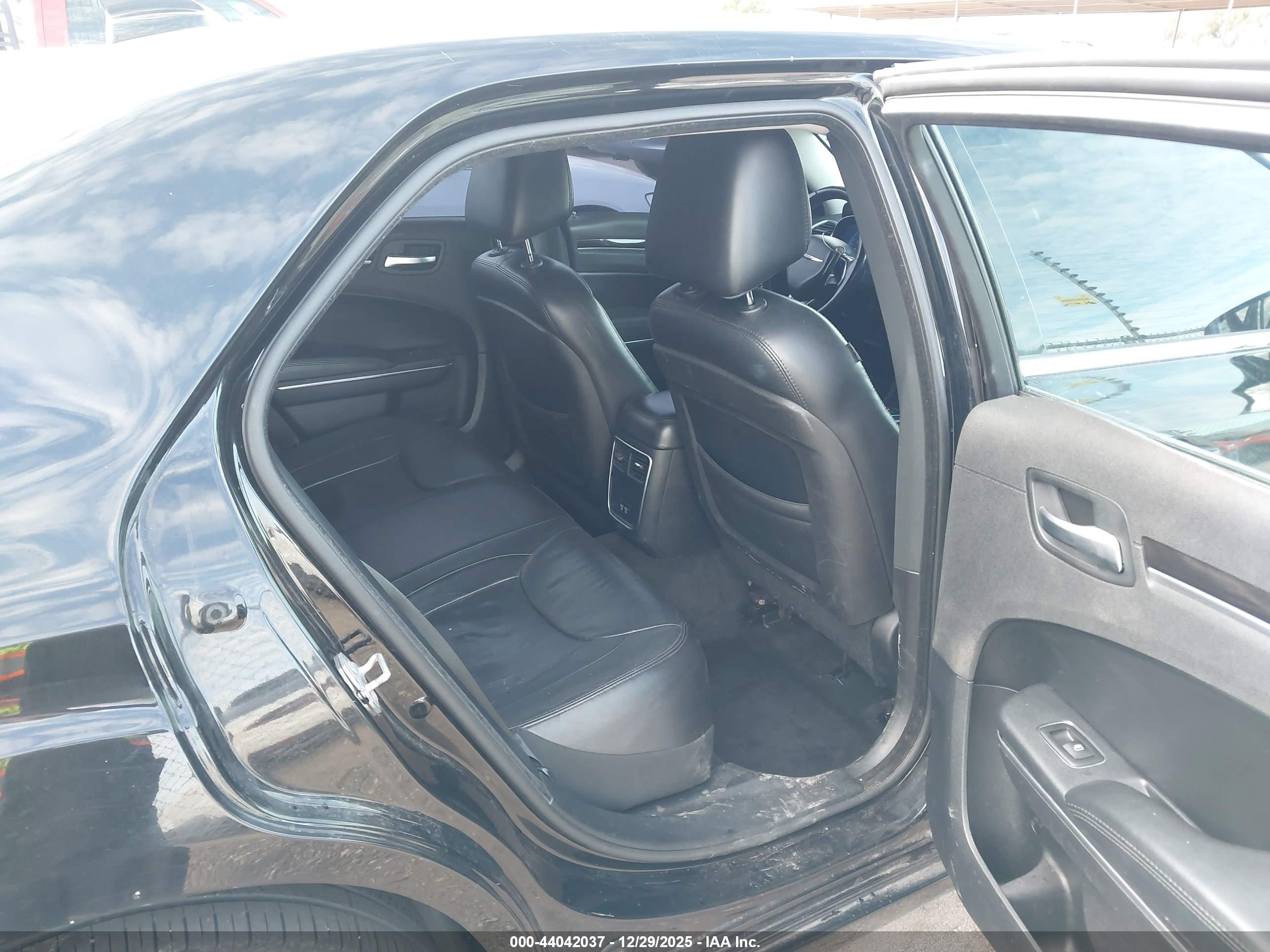 CHRYSLER 300 image 8