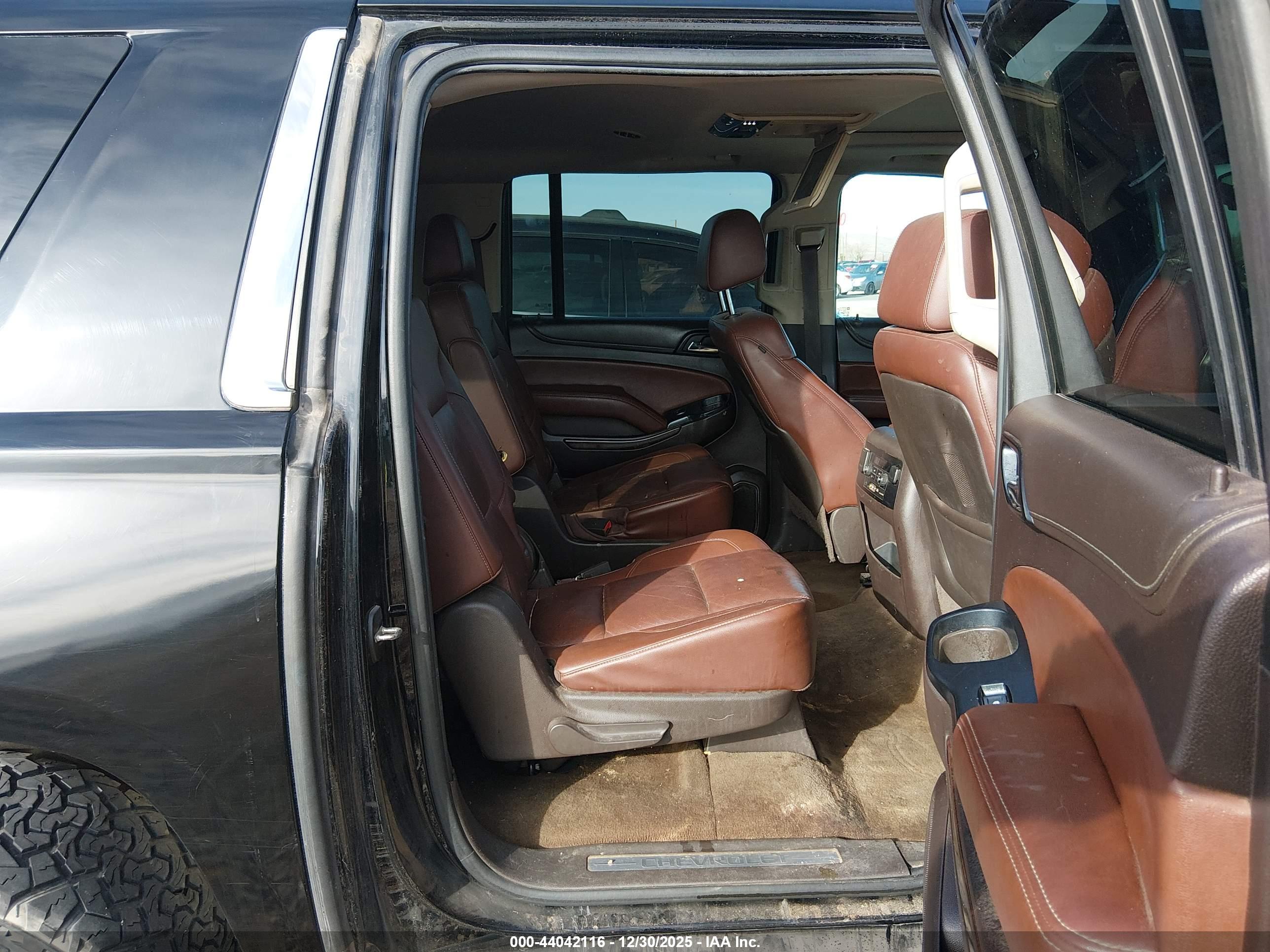 CHEVROLET SUBURBAN image 8