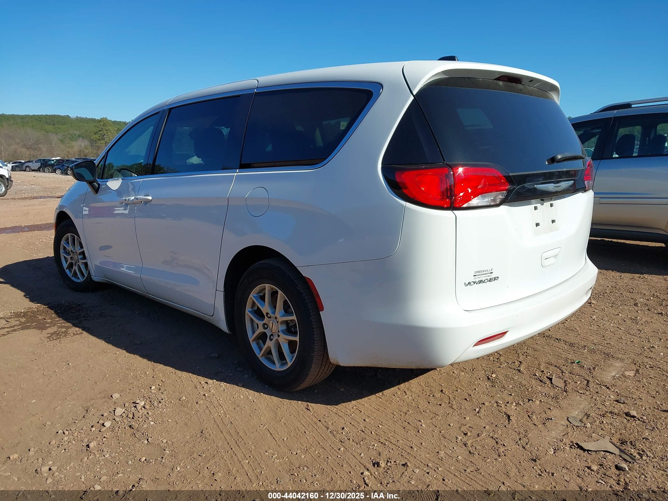 CHRYSLER VOYAGER image 3