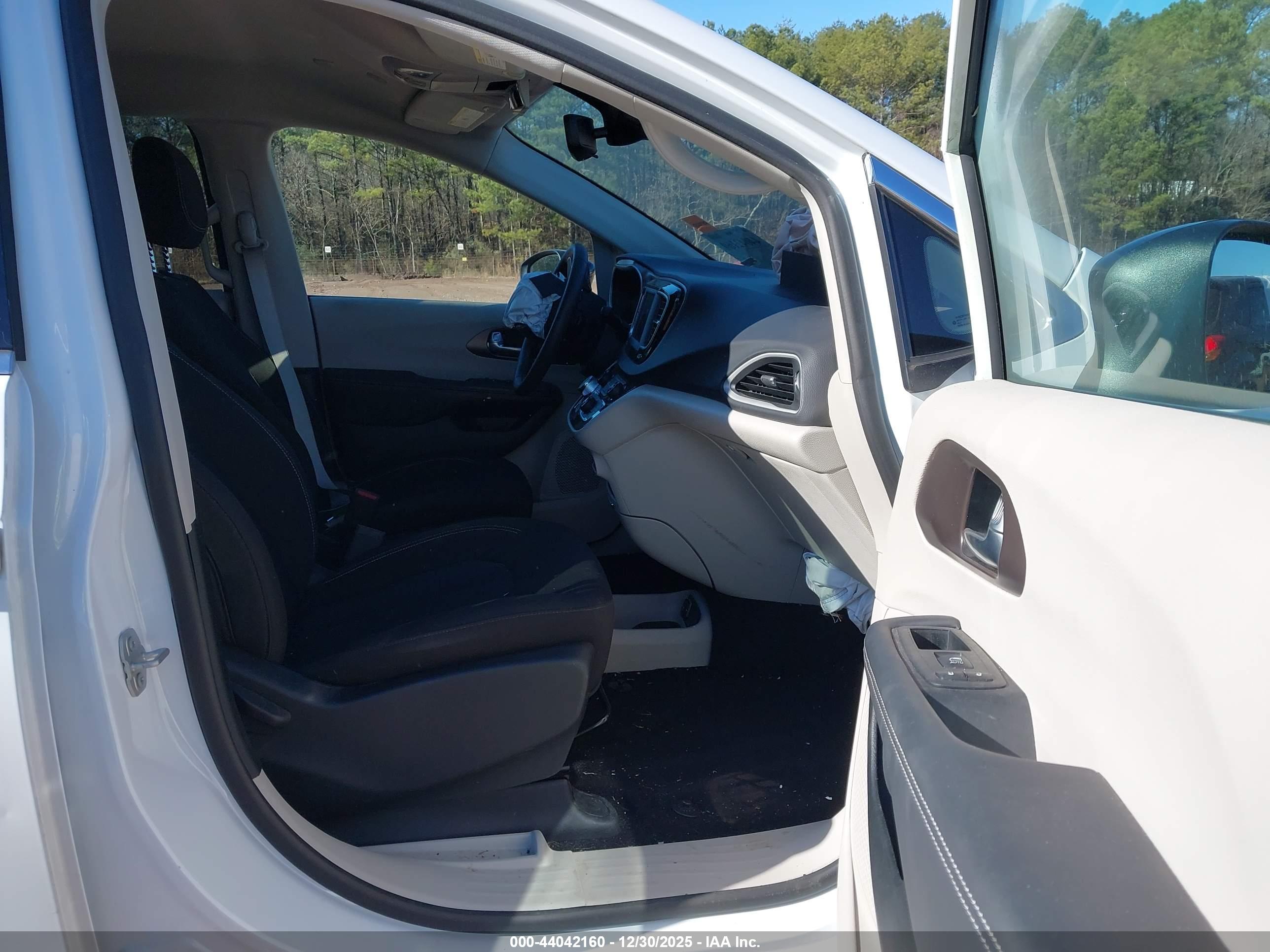 CHRYSLER VOYAGER image 5