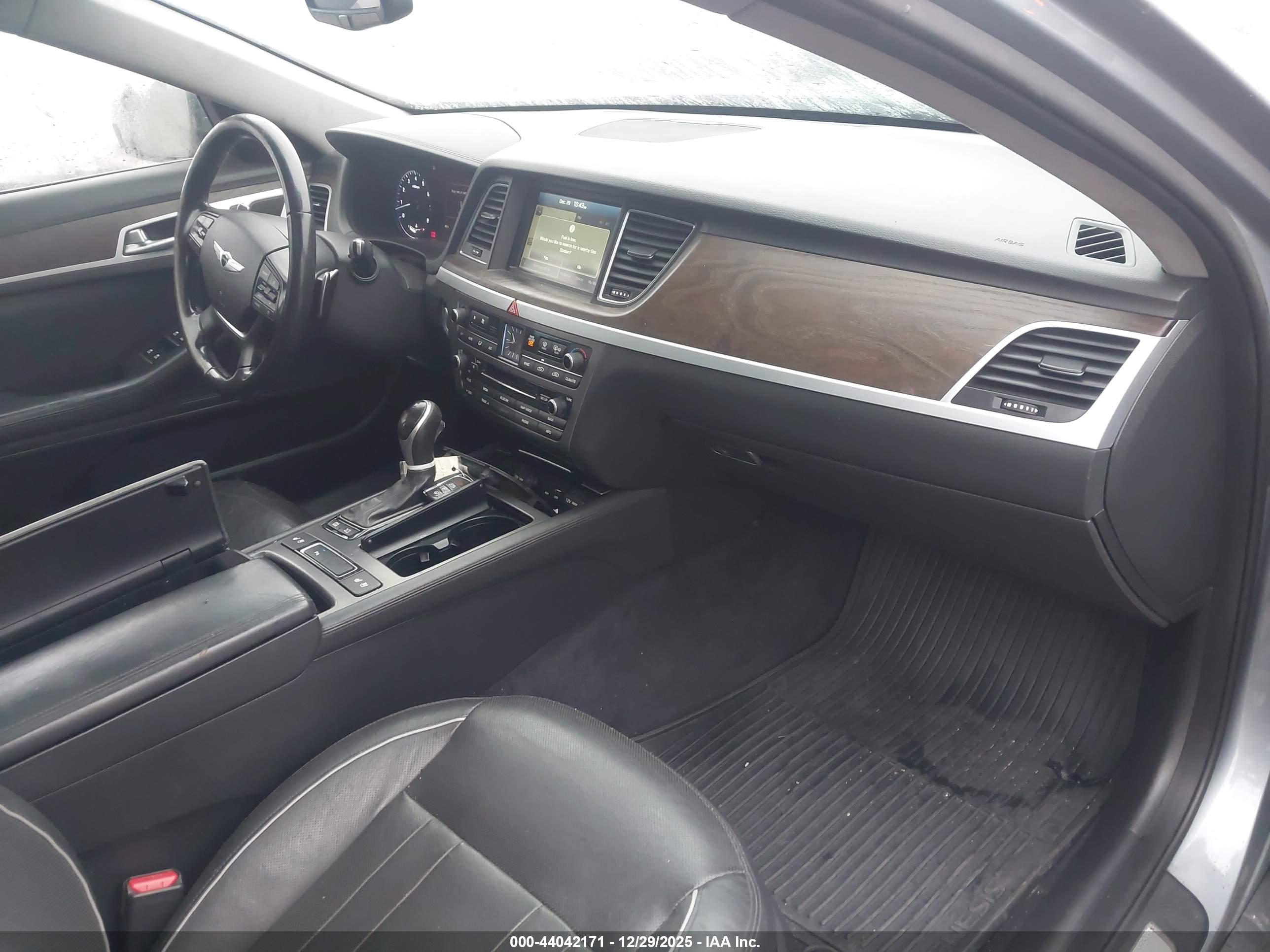 HYUNDAI GENESIS image 5