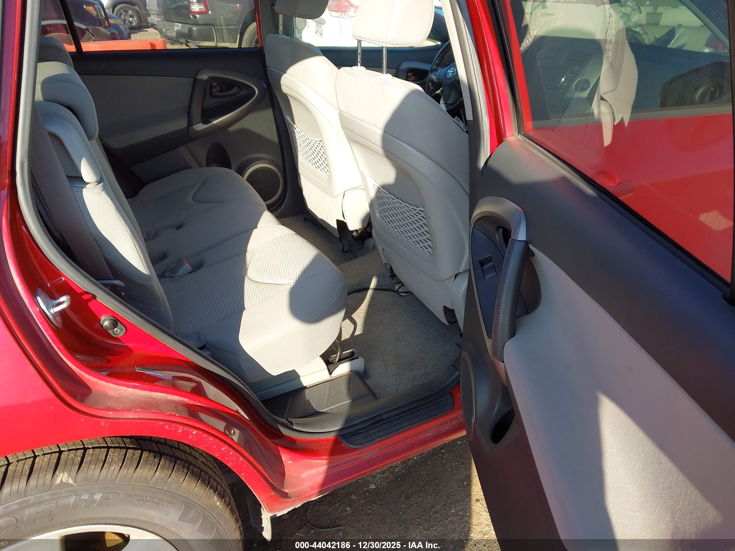 TOYOTA RAV4 image 8