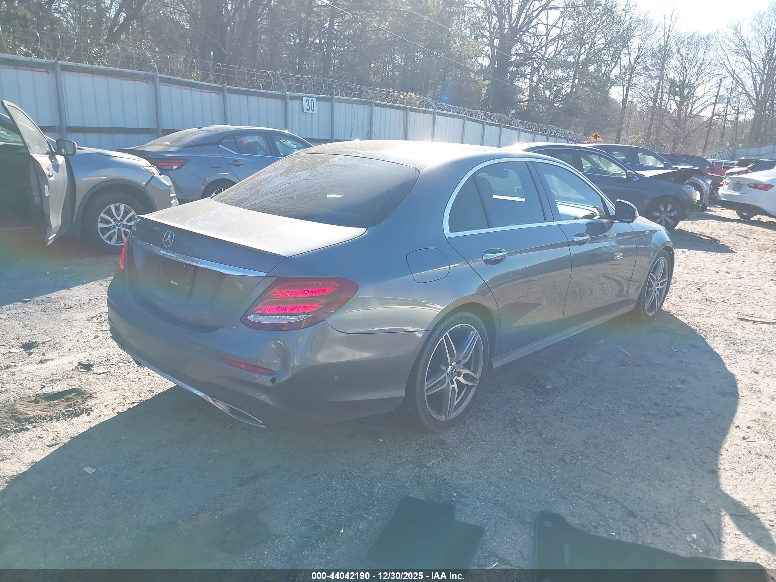 MERCEDES-BENZ E image 4