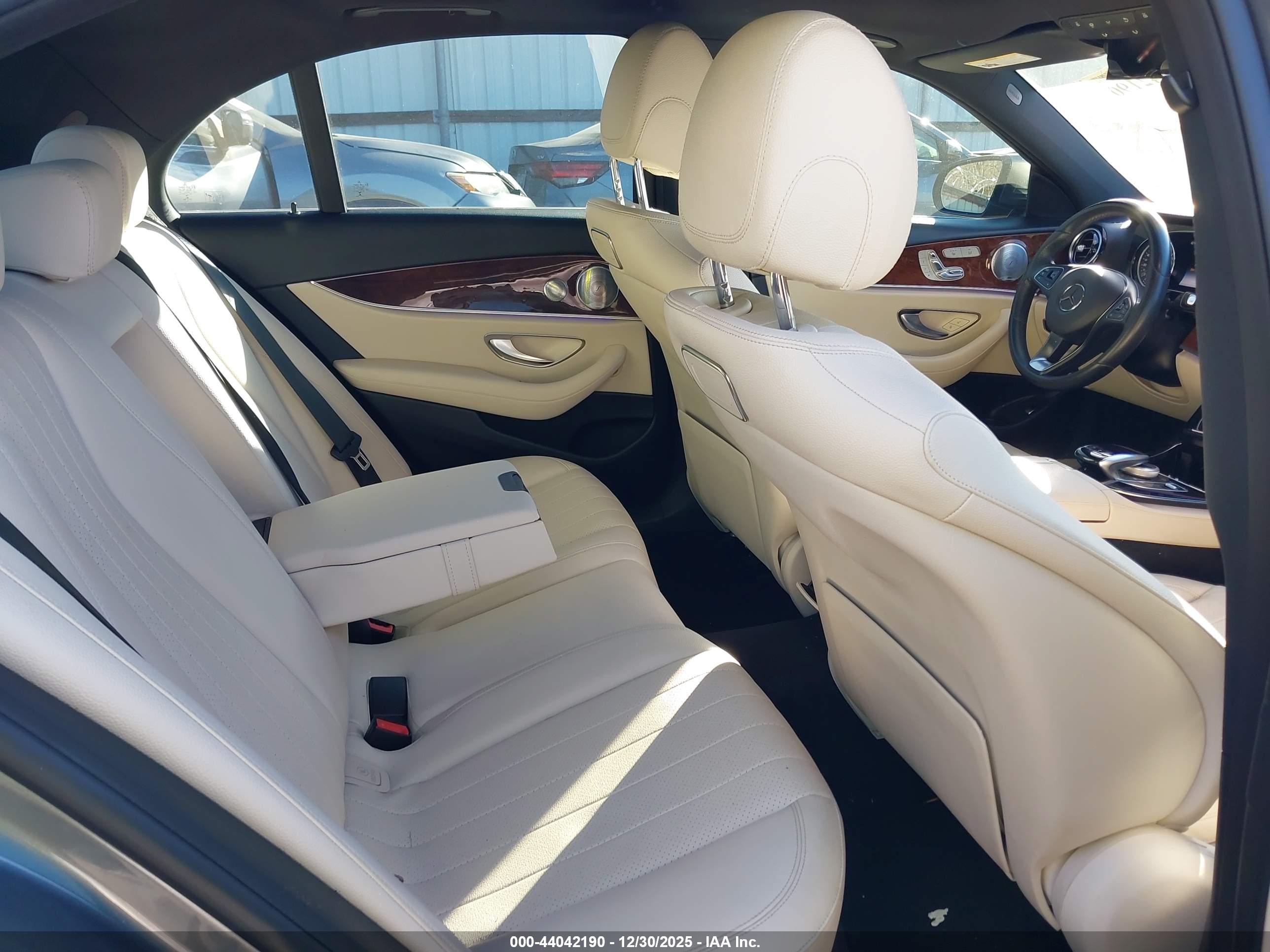 MERCEDES-BENZ E image 8