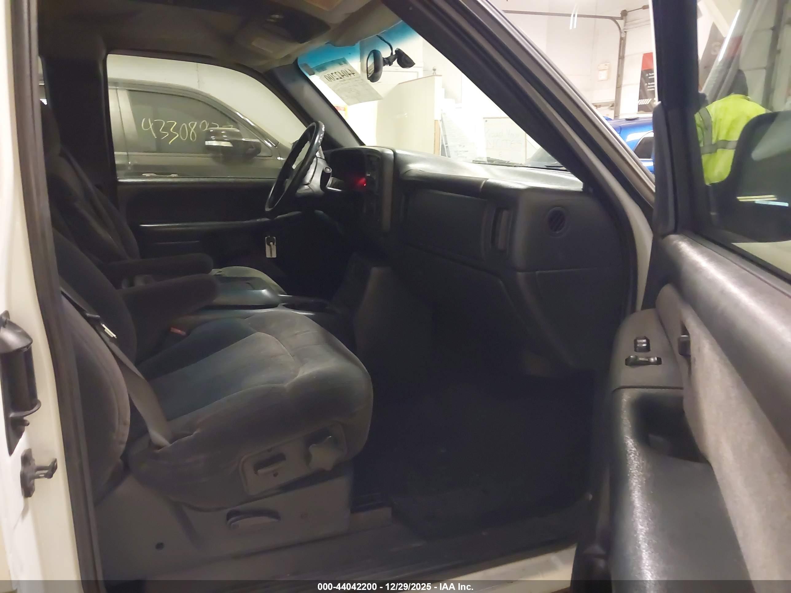 CHEVROLET SILVERADO image 5