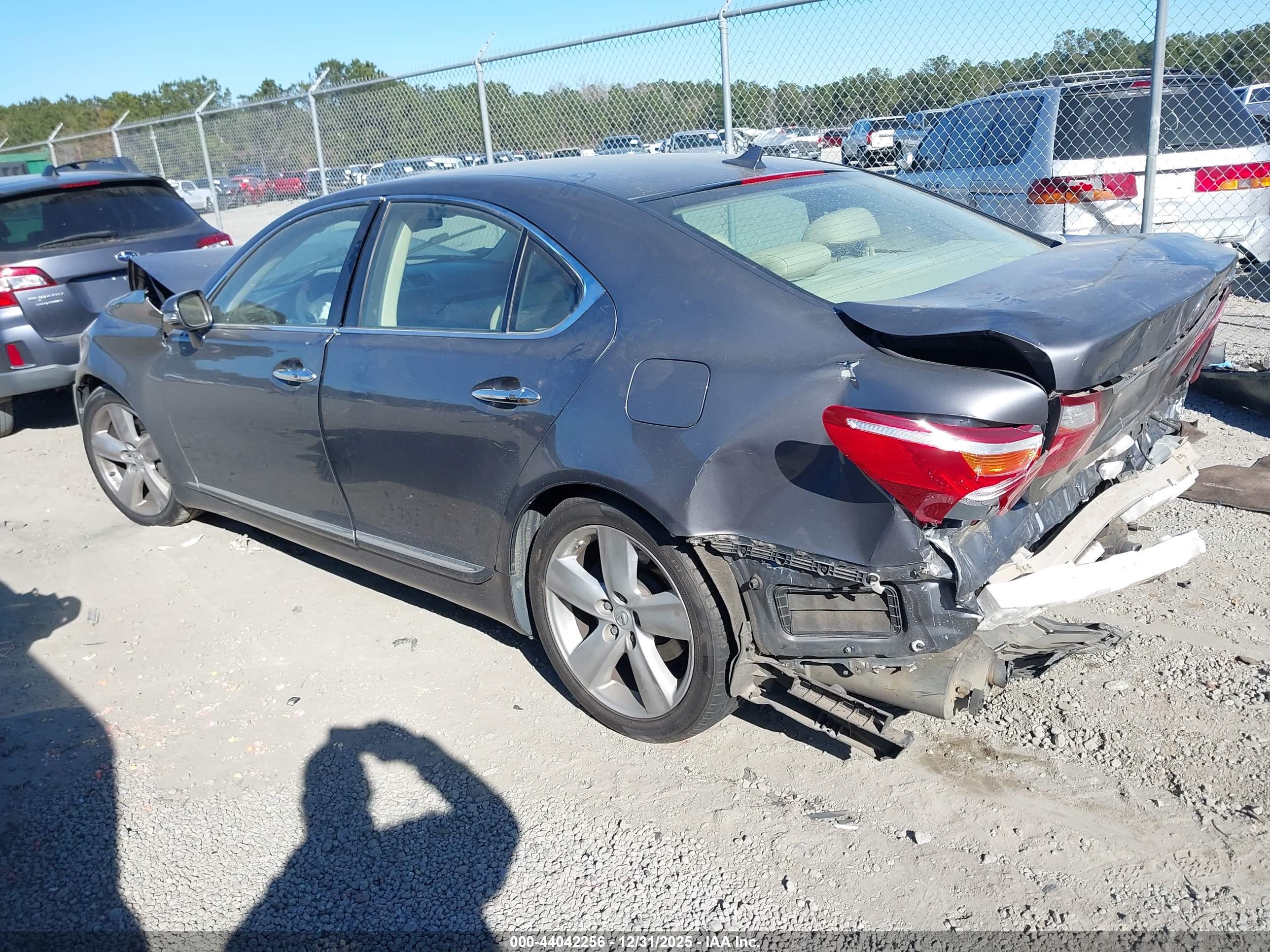 LEXUS LS image 3