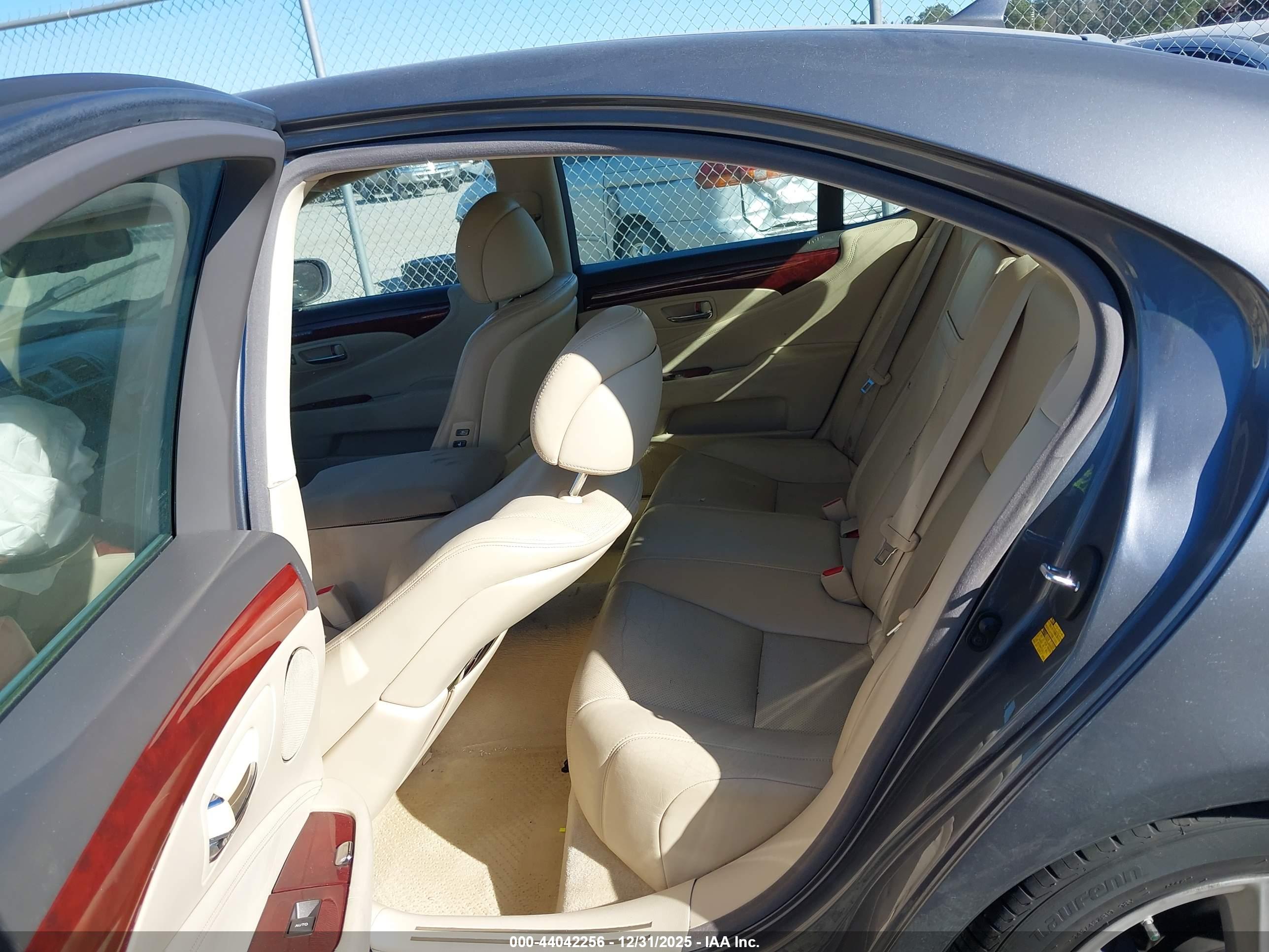 LEXUS LS image 8