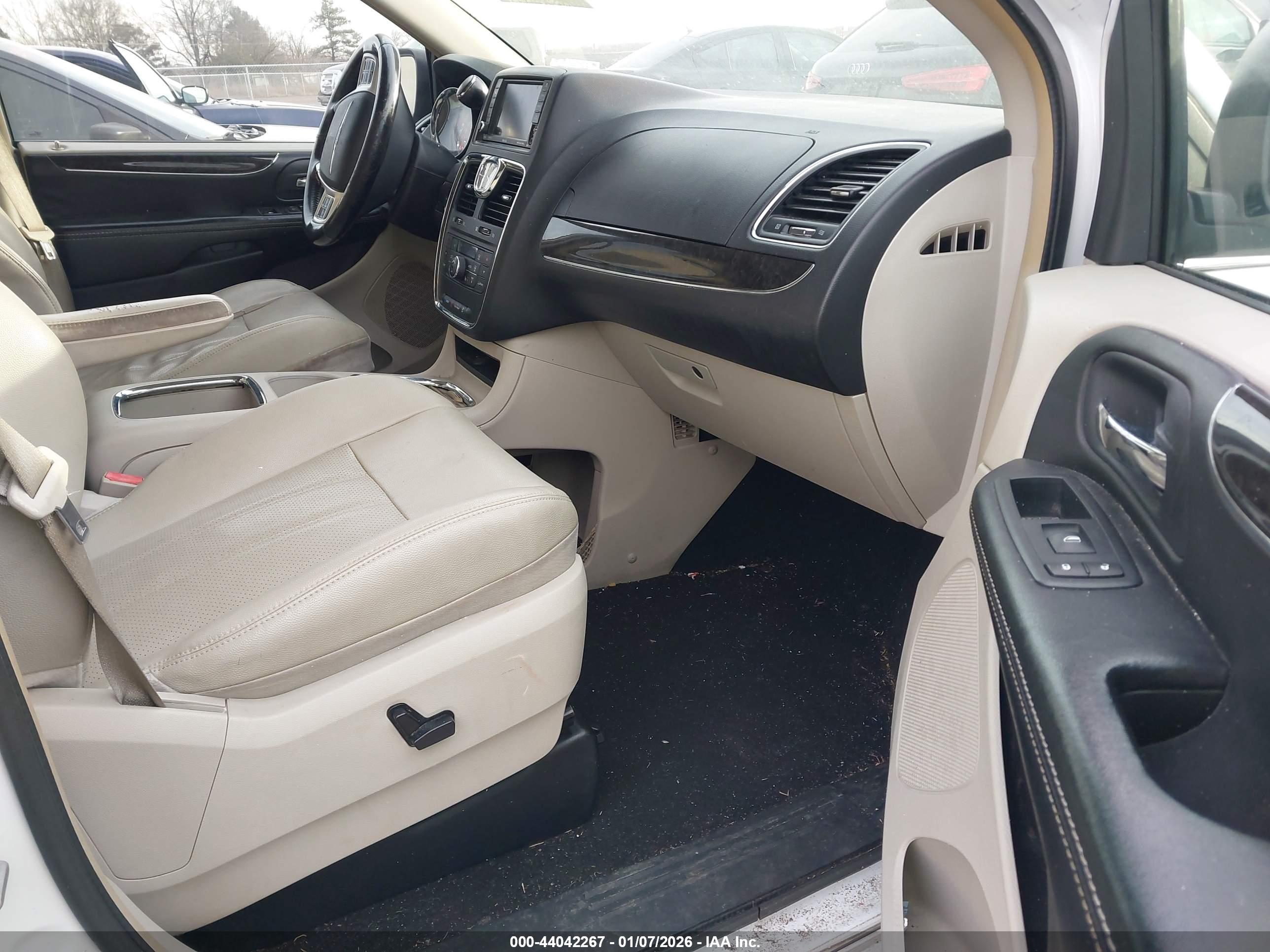 CHRYSLER TOWN image 5