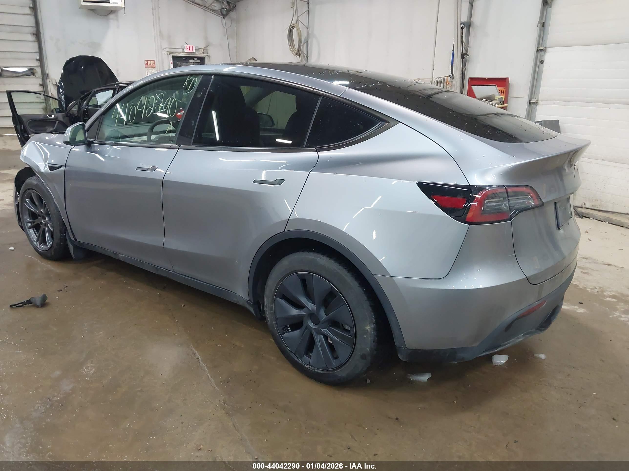 TESLA MODEL image 3