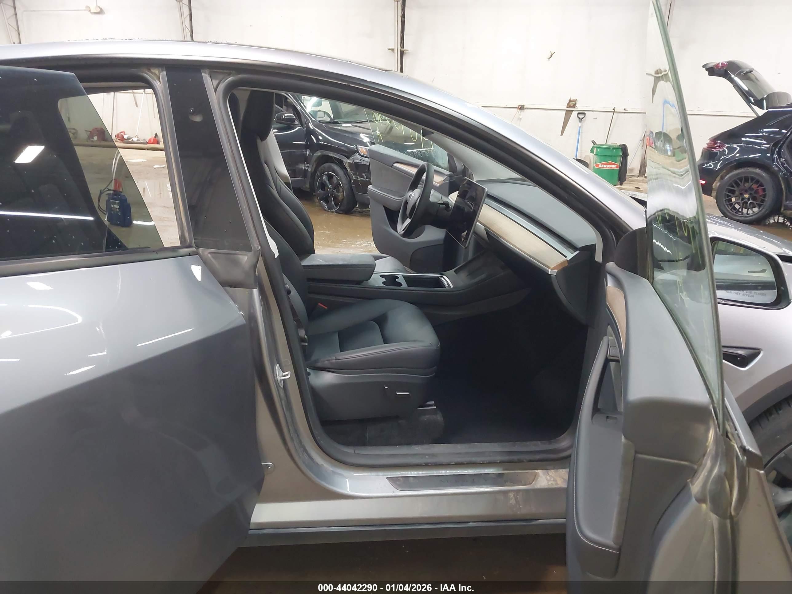 TESLA MODEL image 5
