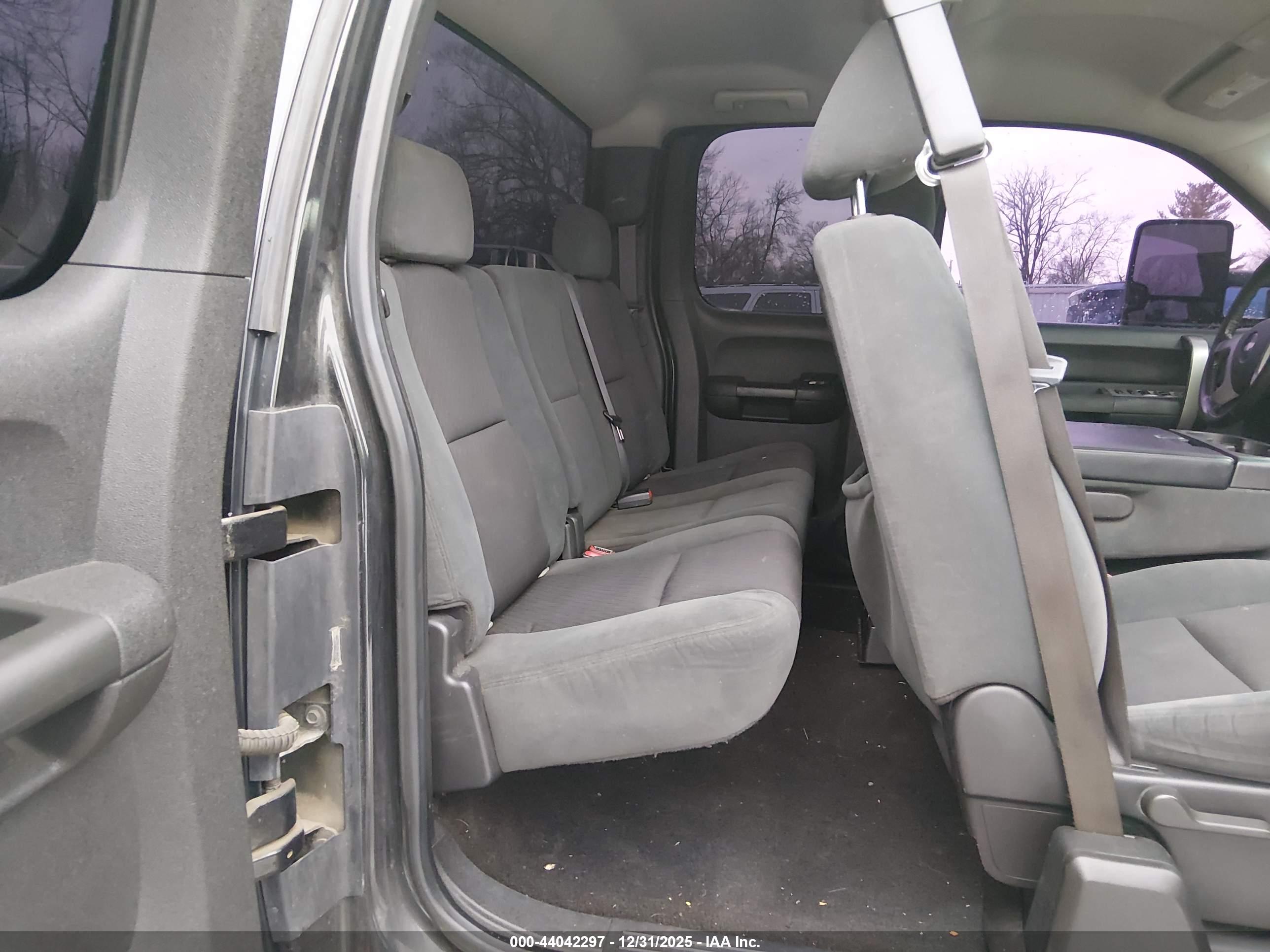CHEVROLET SILVERADO image 8