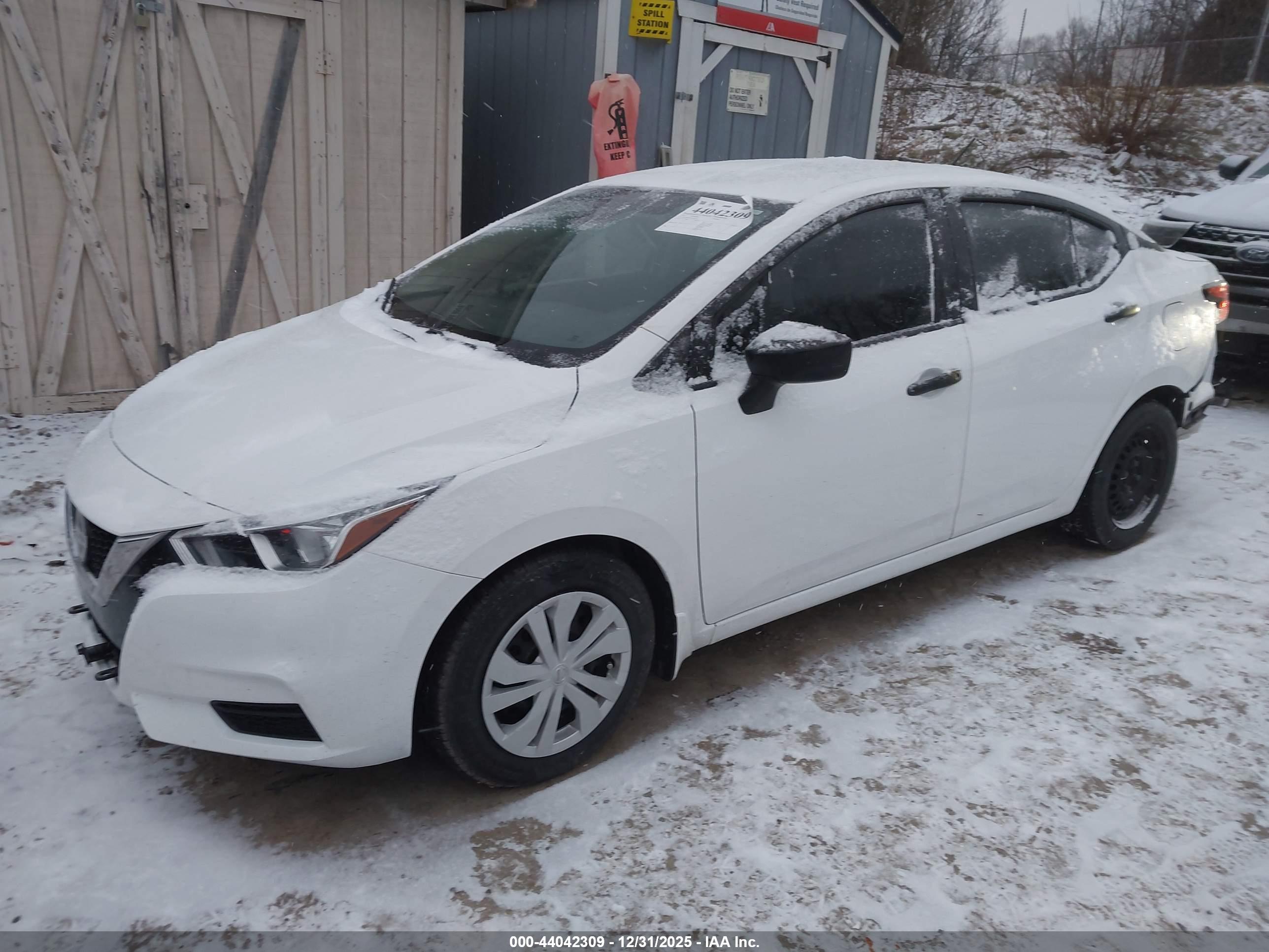 NISSAN VERSA image 2