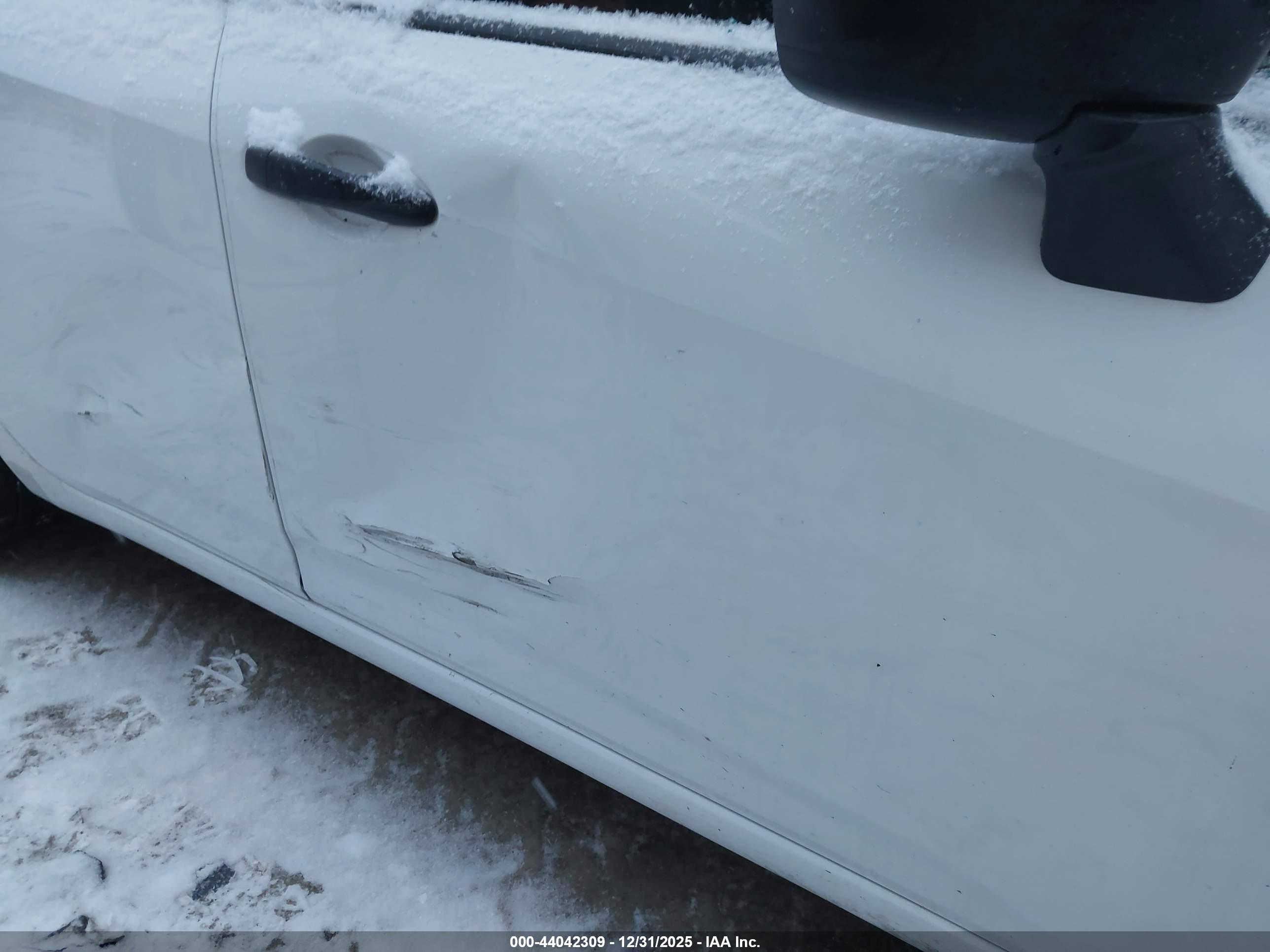 NISSAN VERSA image 6