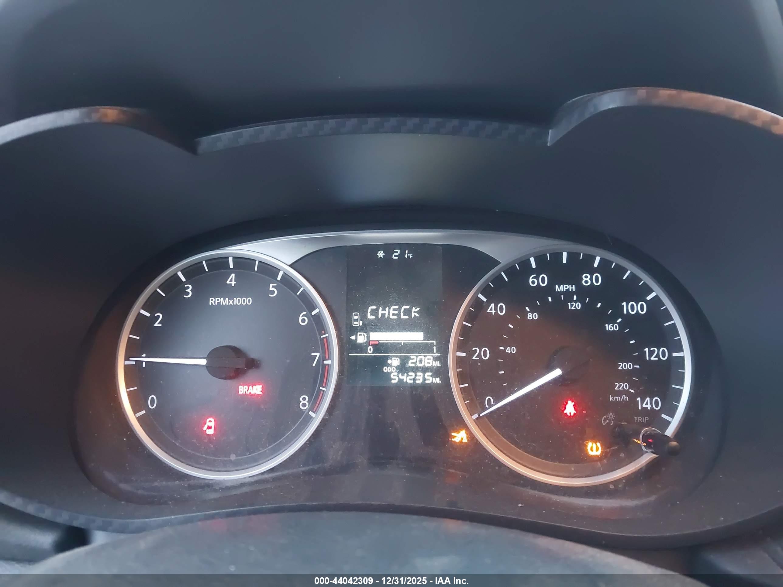 NISSAN VERSA image 7