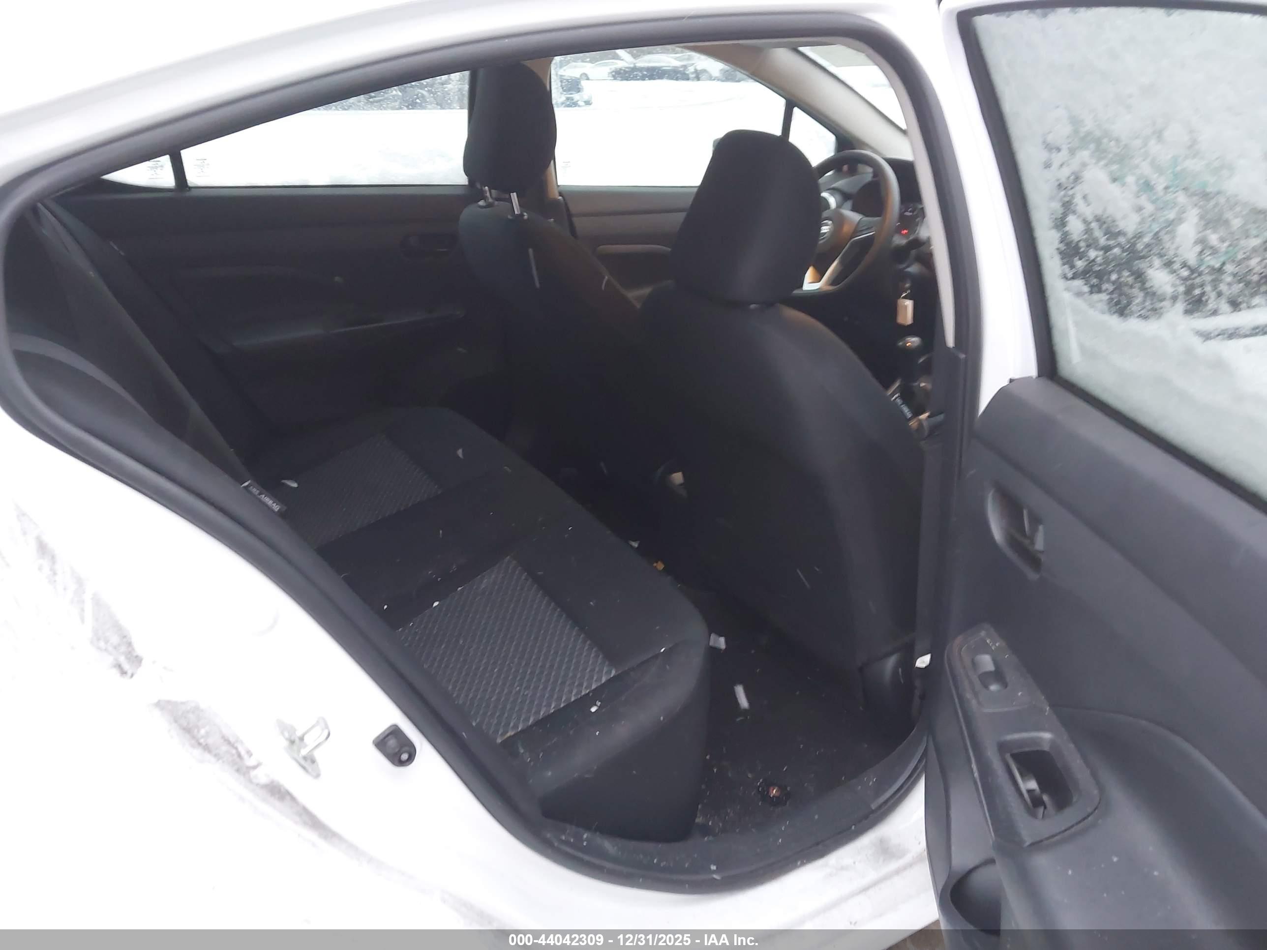 NISSAN VERSA image 8