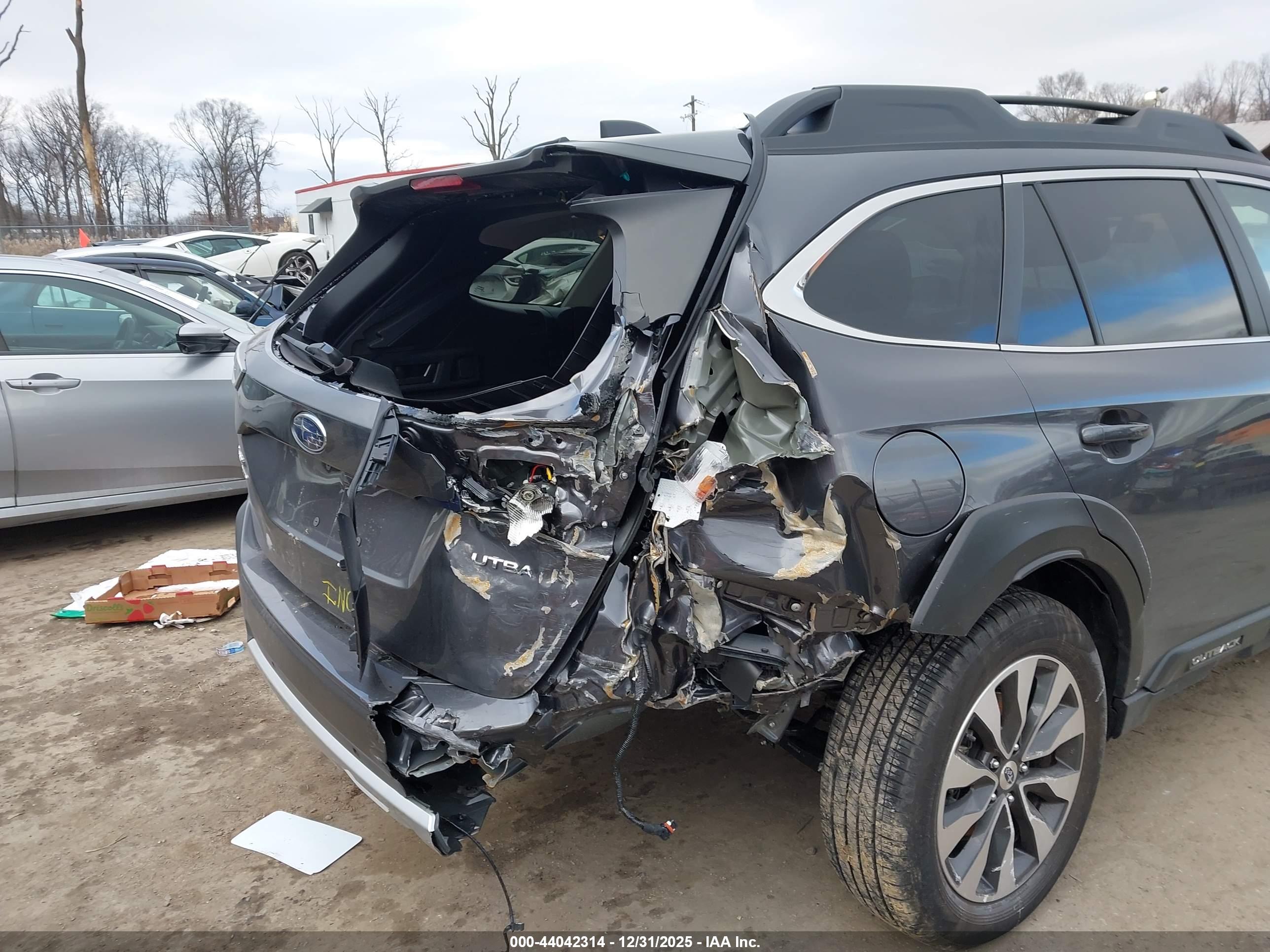 SUBARU OUTBACK image 6
