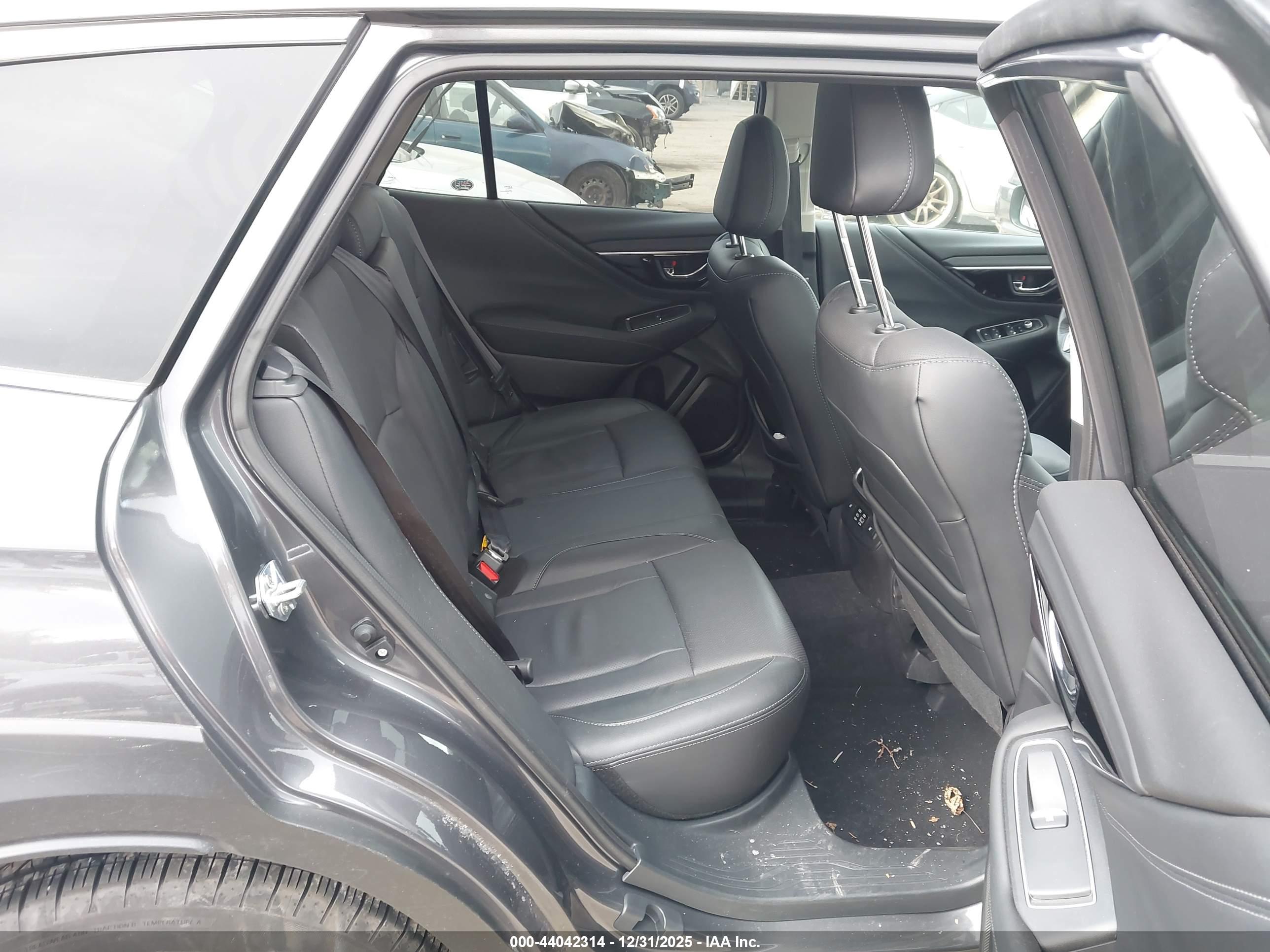 SUBARU OUTBACK image 8