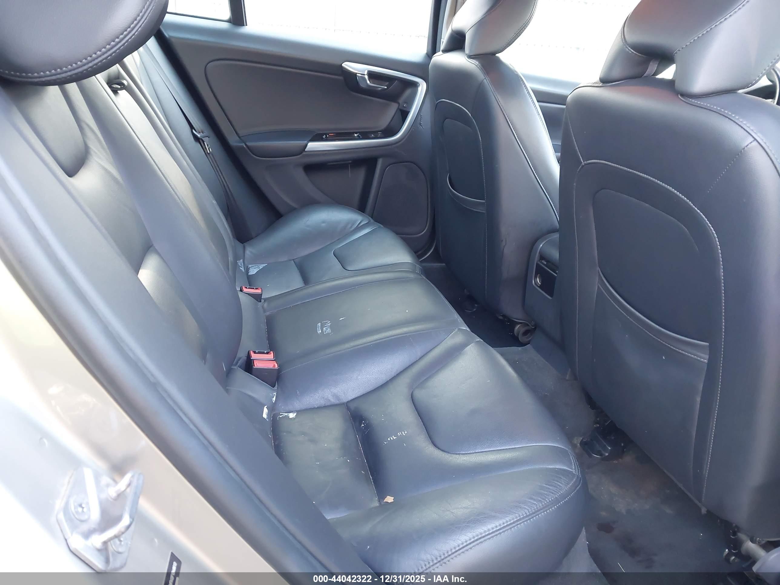 VOLVO S60 image 8