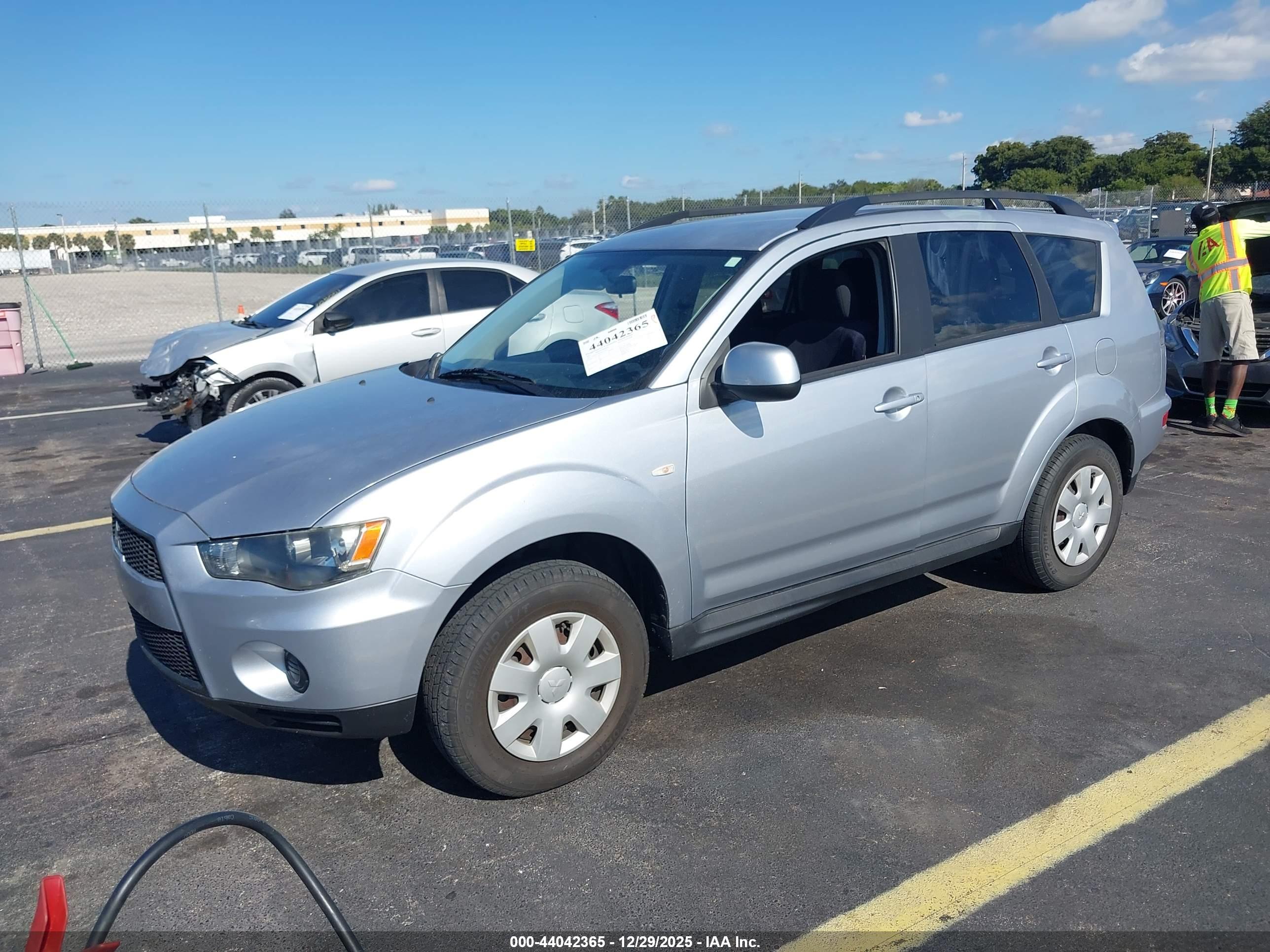 MITSUBISHI OUTLANDER image 2