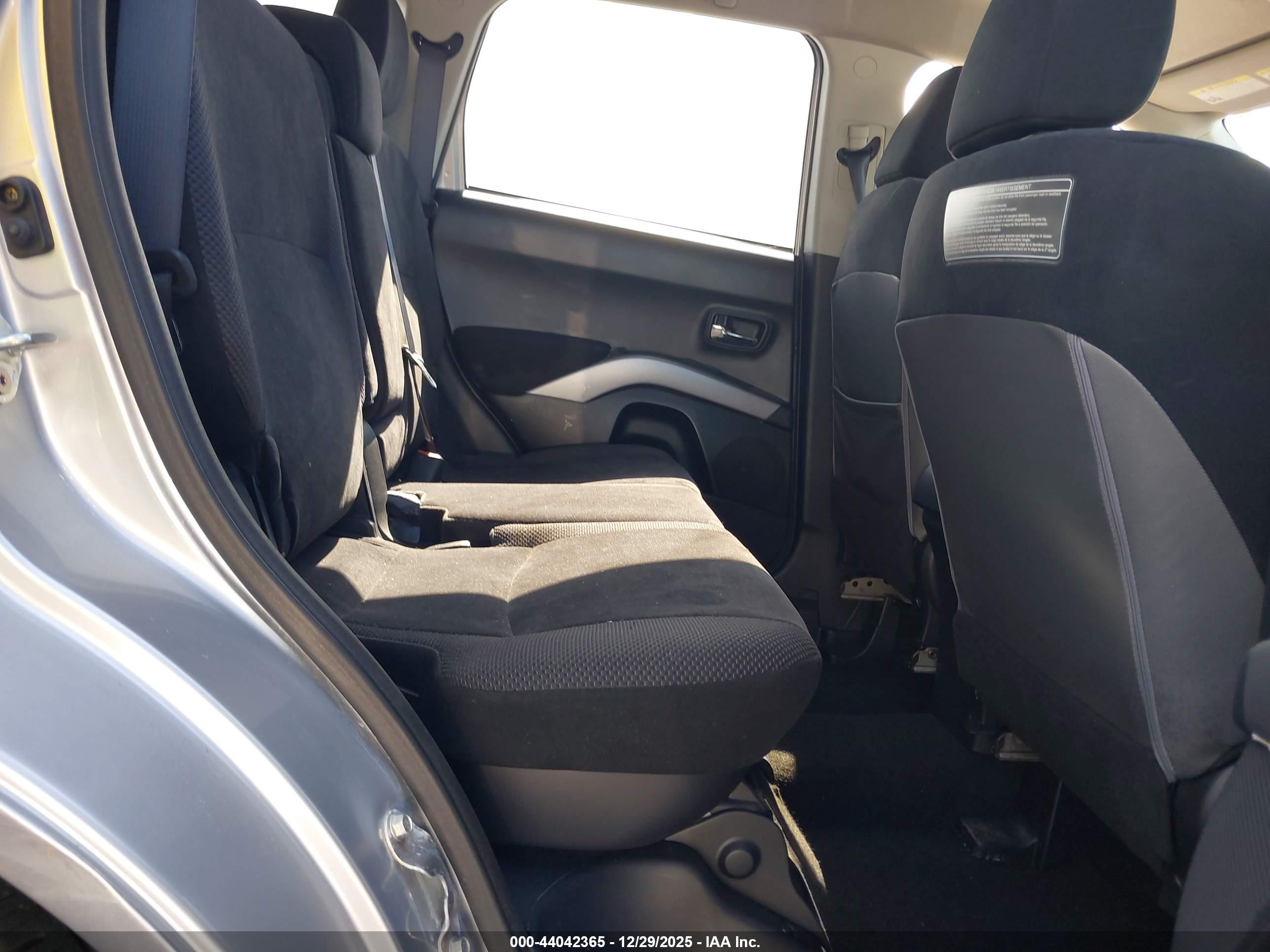 MITSUBISHI OUTLANDER image 8
