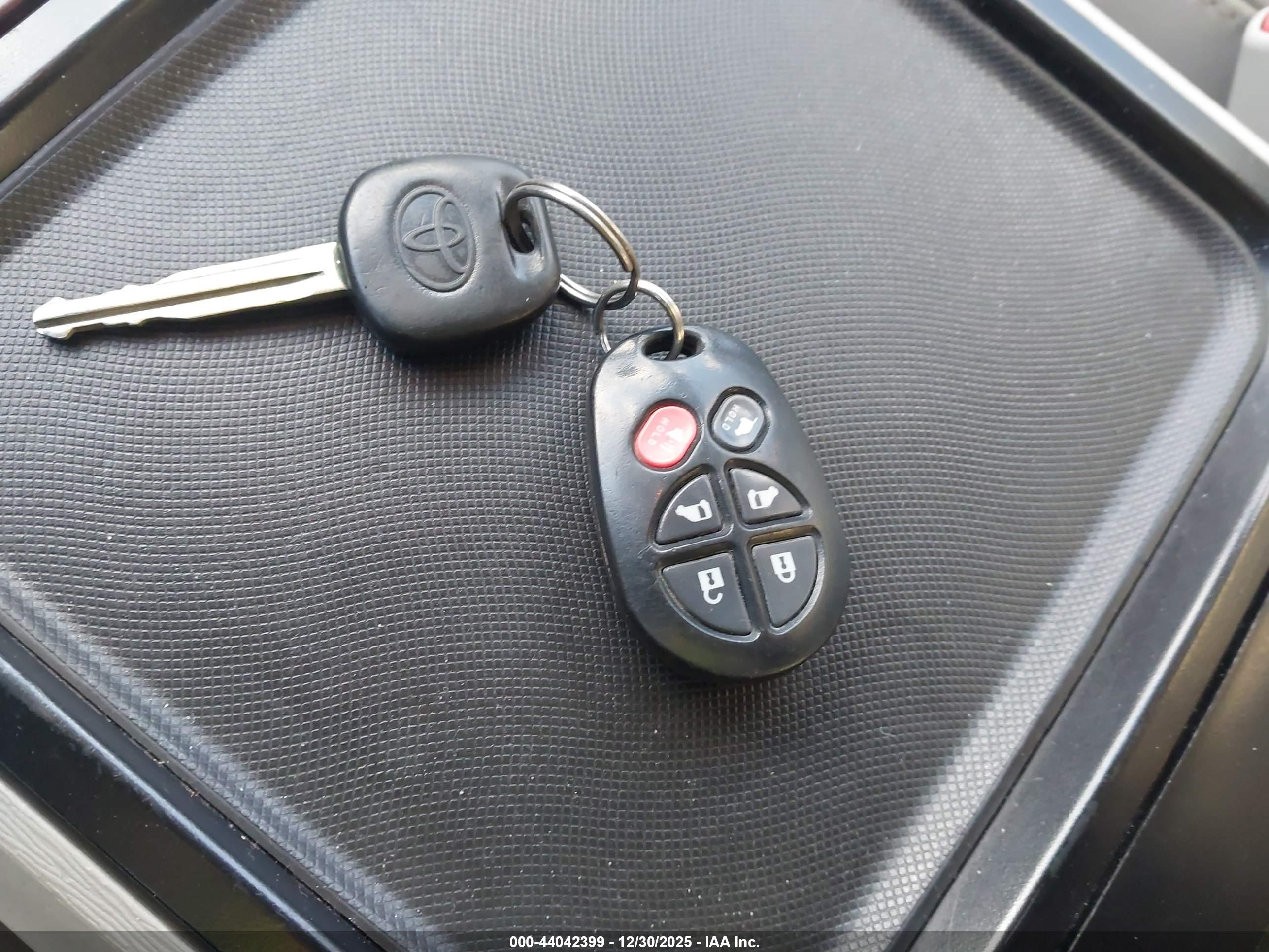 TOYOTA SIENNA image 11