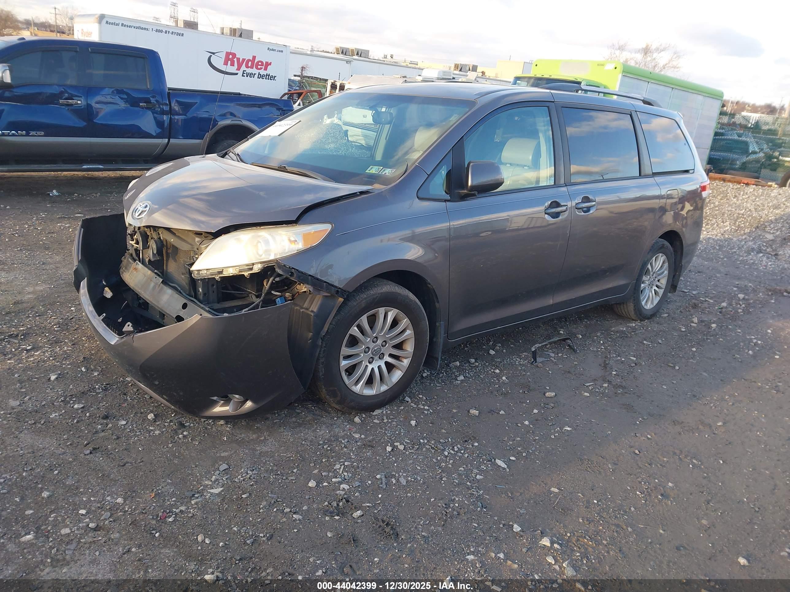 TOYOTA SIENNA image 2