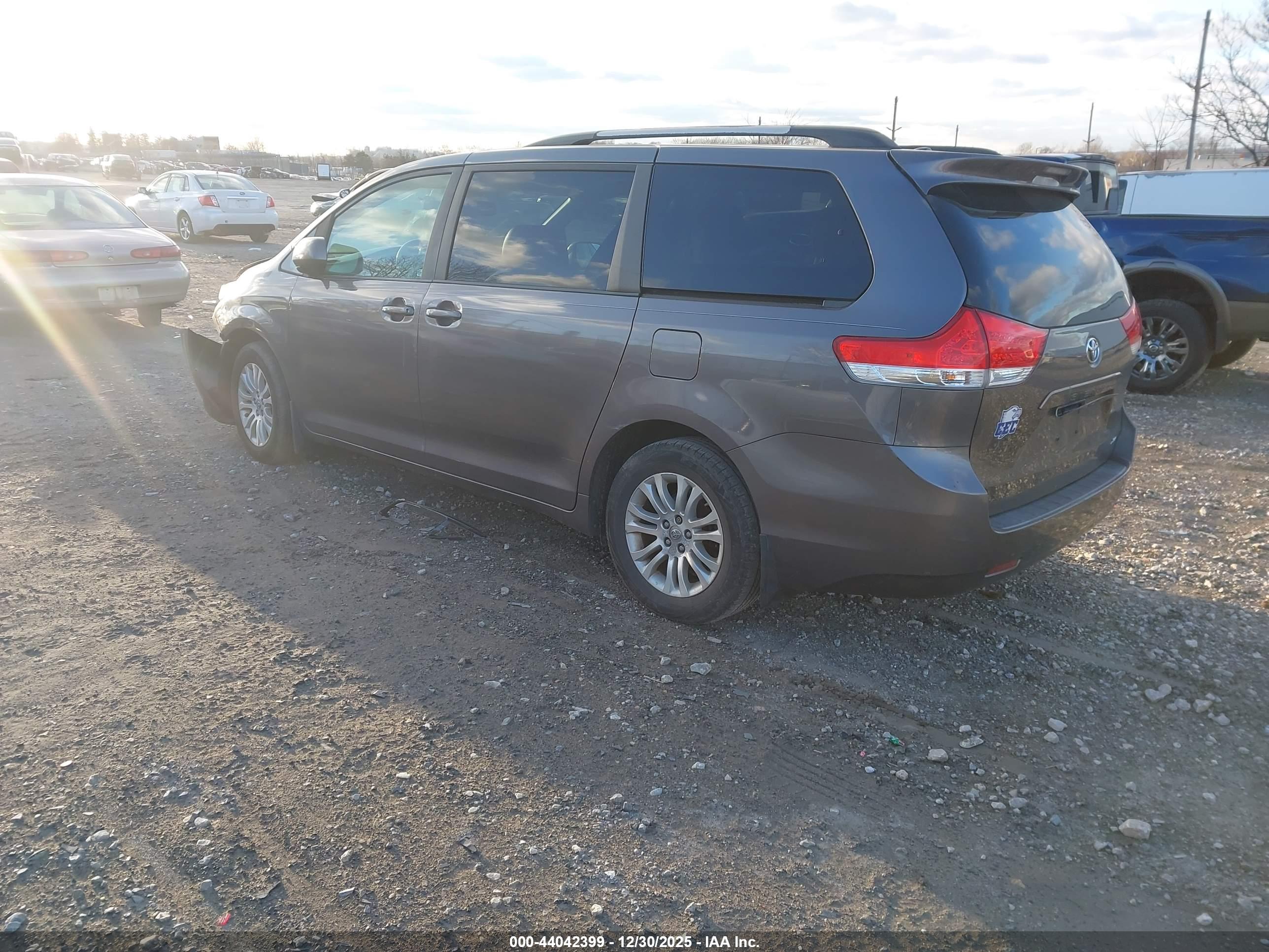 TOYOTA SIENNA image 3