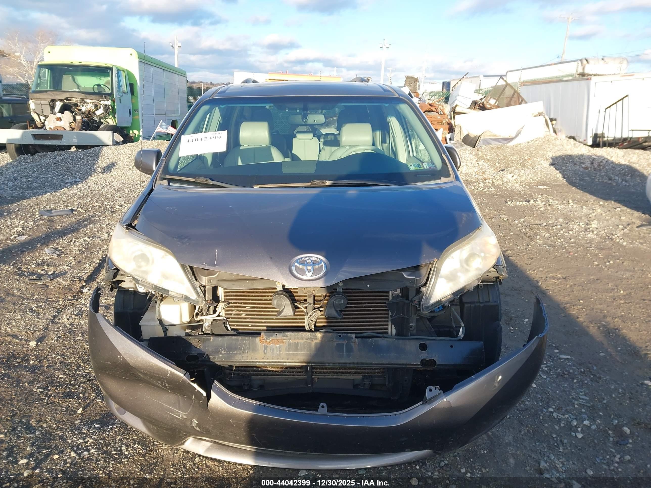TOYOTA SIENNA image 6