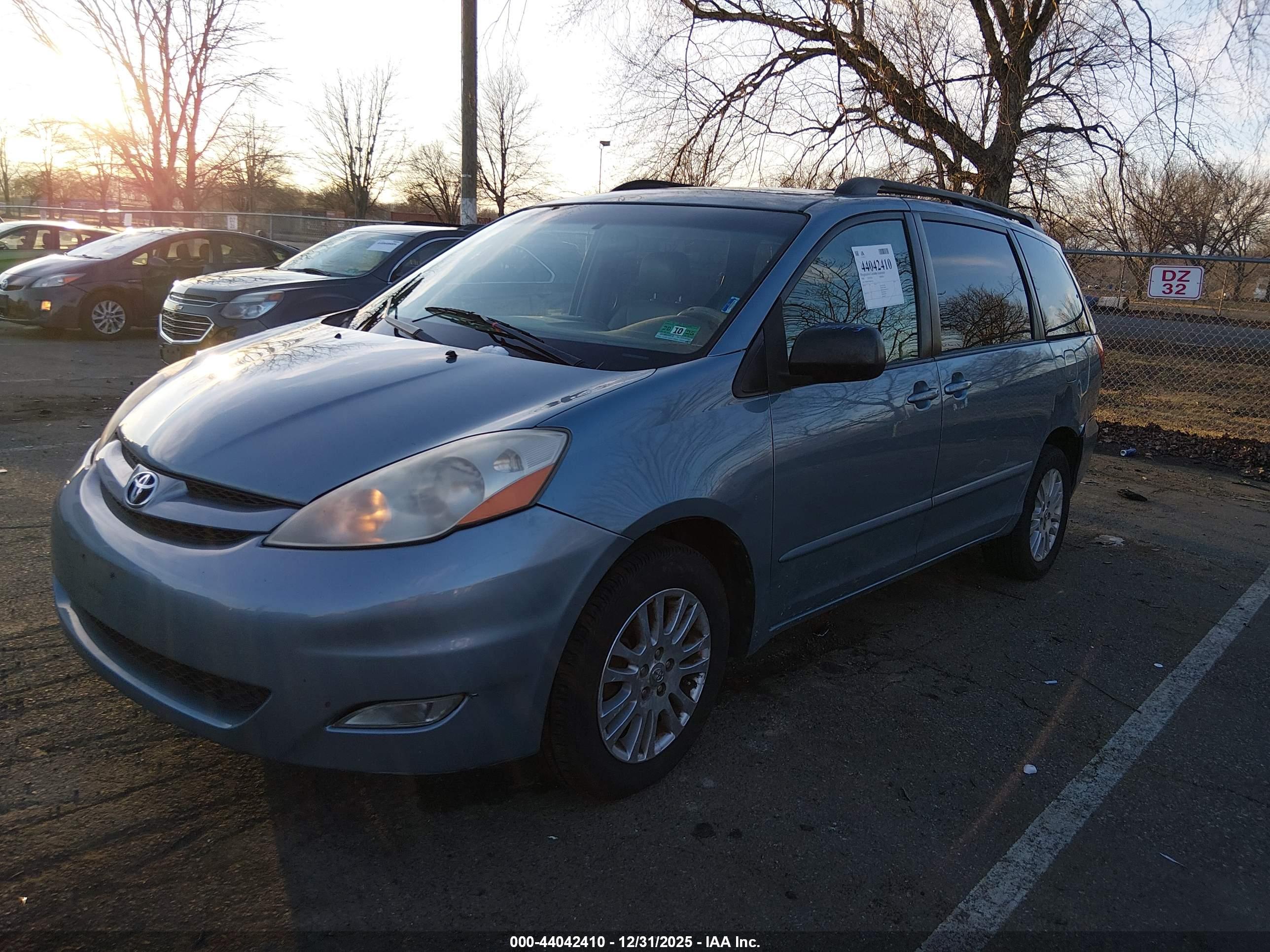 TOYOTA SIENNA image 2