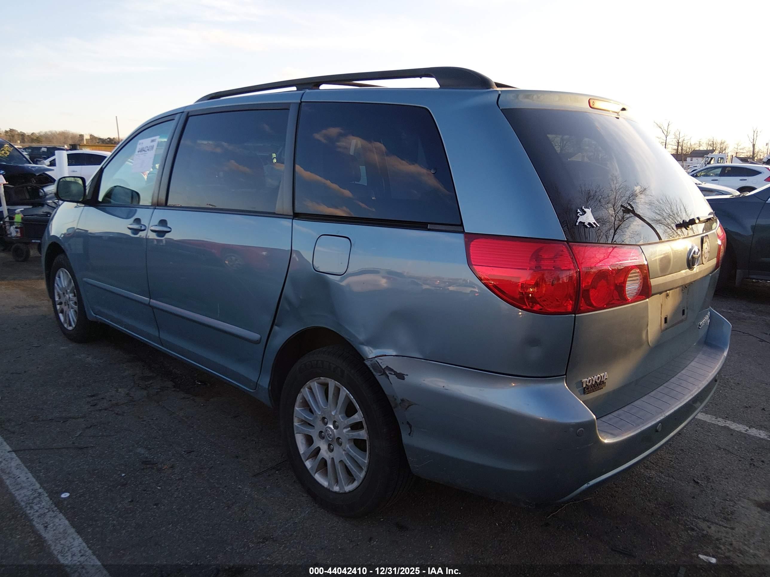 TOYOTA SIENNA image 3