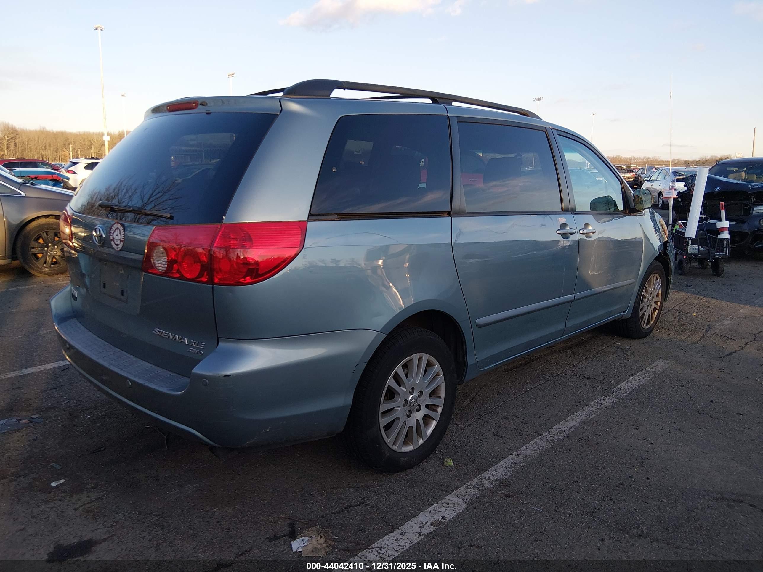 TOYOTA SIENNA image 4