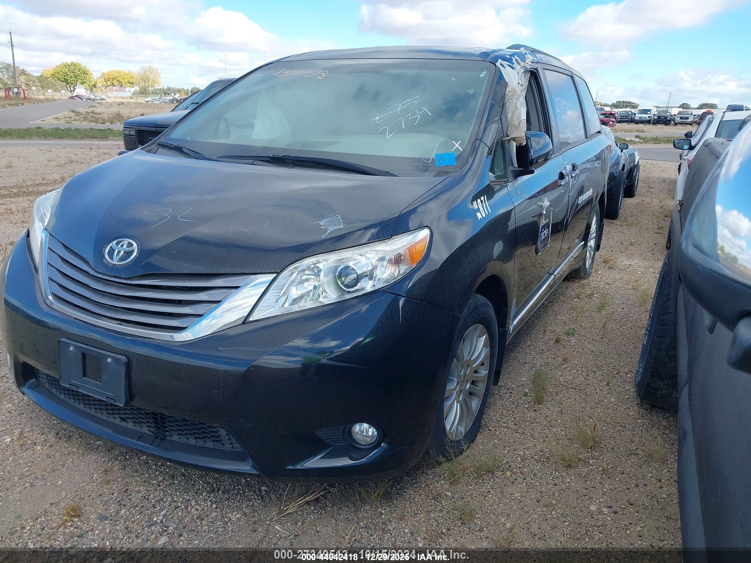 TOYOTA SIENNA image 2