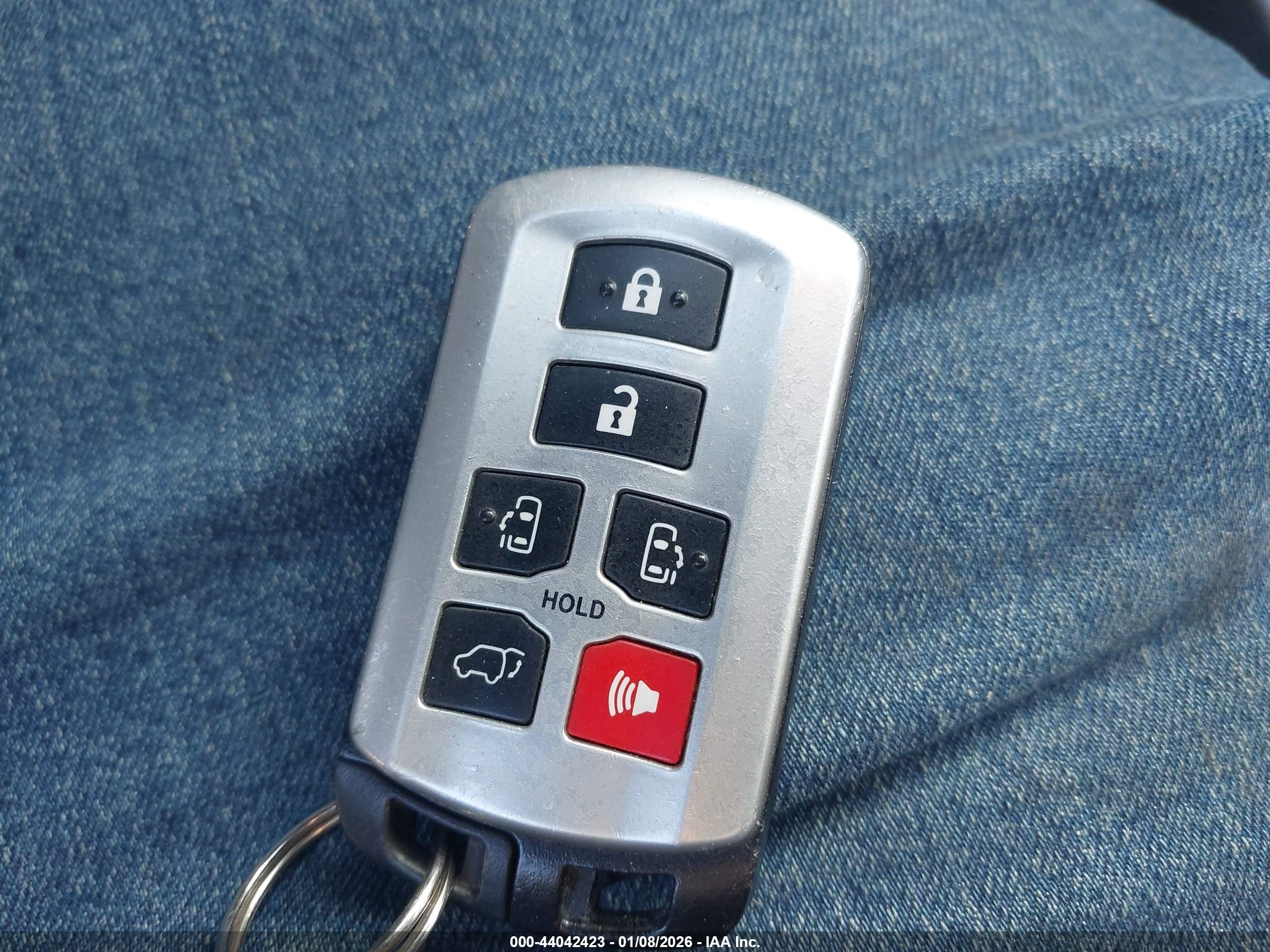 TOYOTA SIENNA image 11