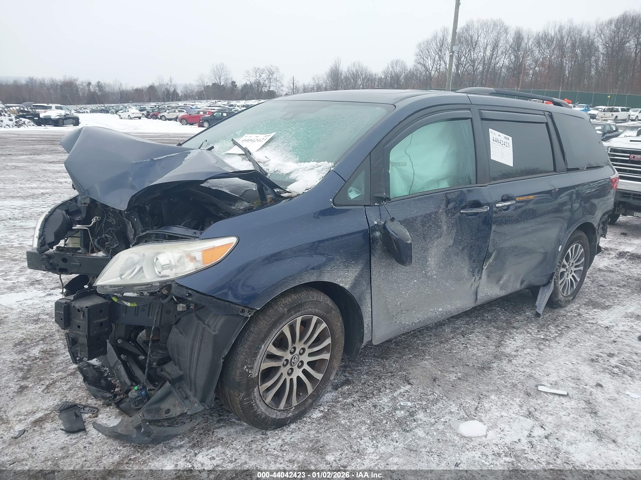 TOYOTA SIENNA image 2