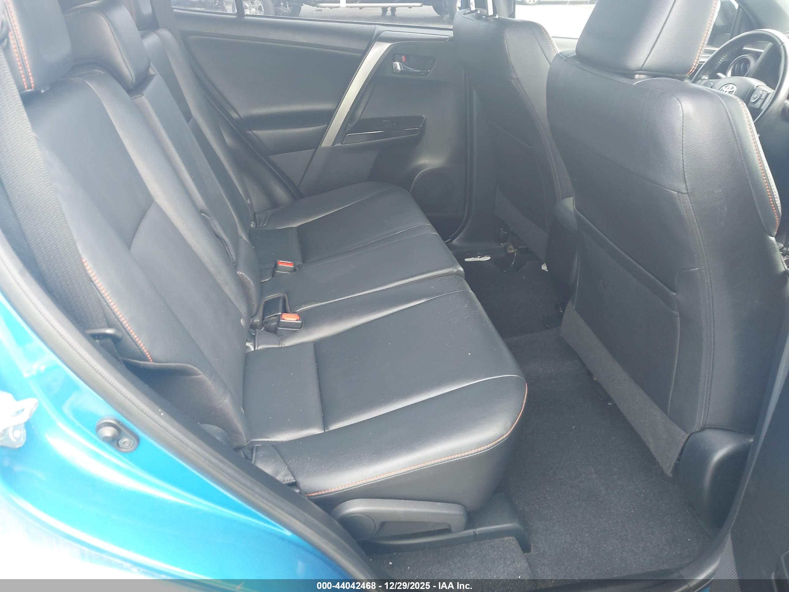 TOYOTA RAV4 image 8