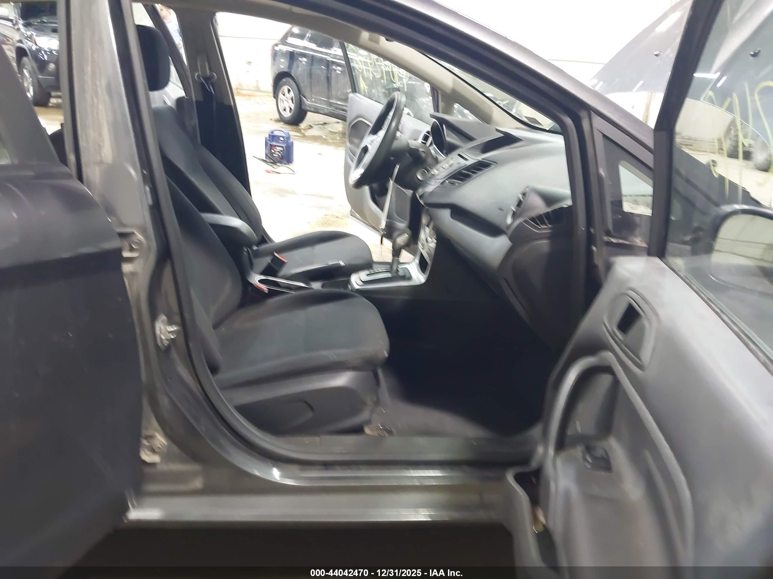 FORD FIESTA image 5