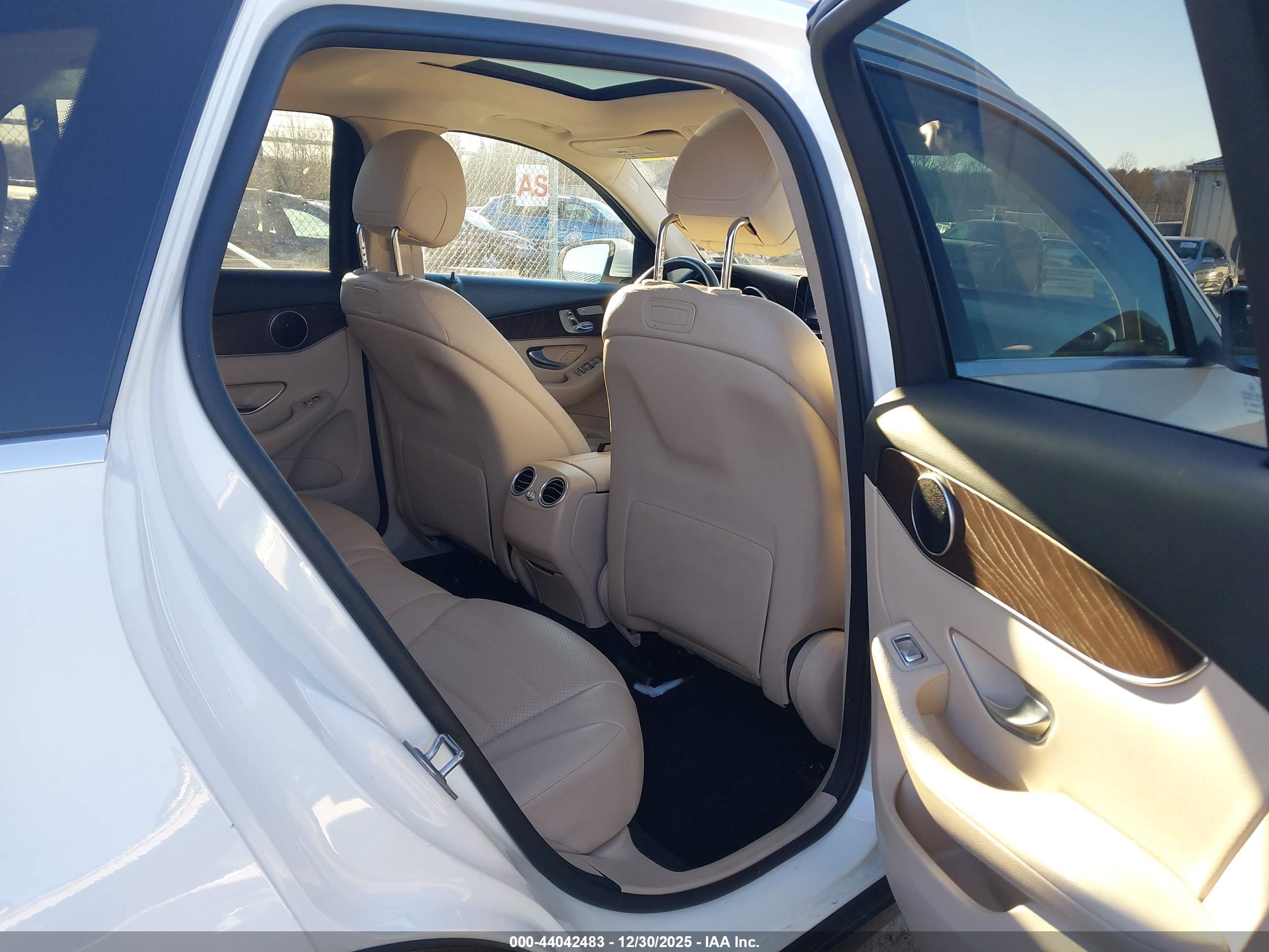 MERCEDES-BENZ GLC image 8