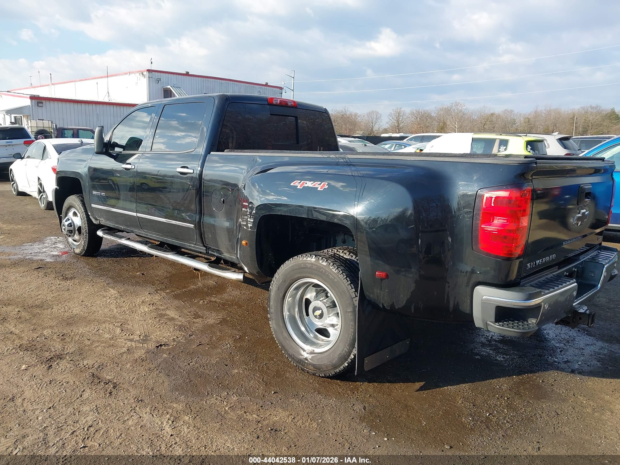 CHEVROLET SILVERADO image 3