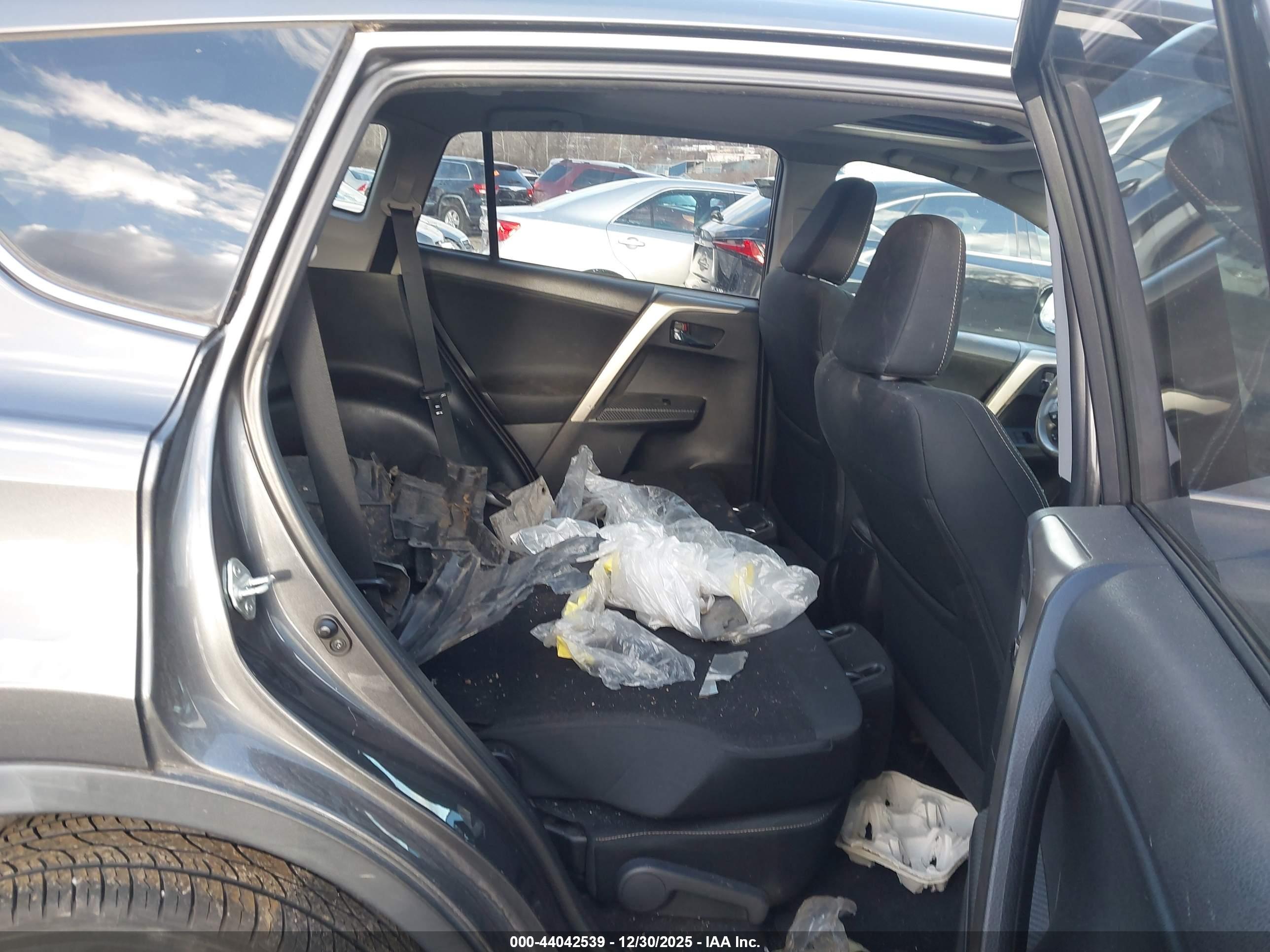 TOYOTA RAV4 image 8
