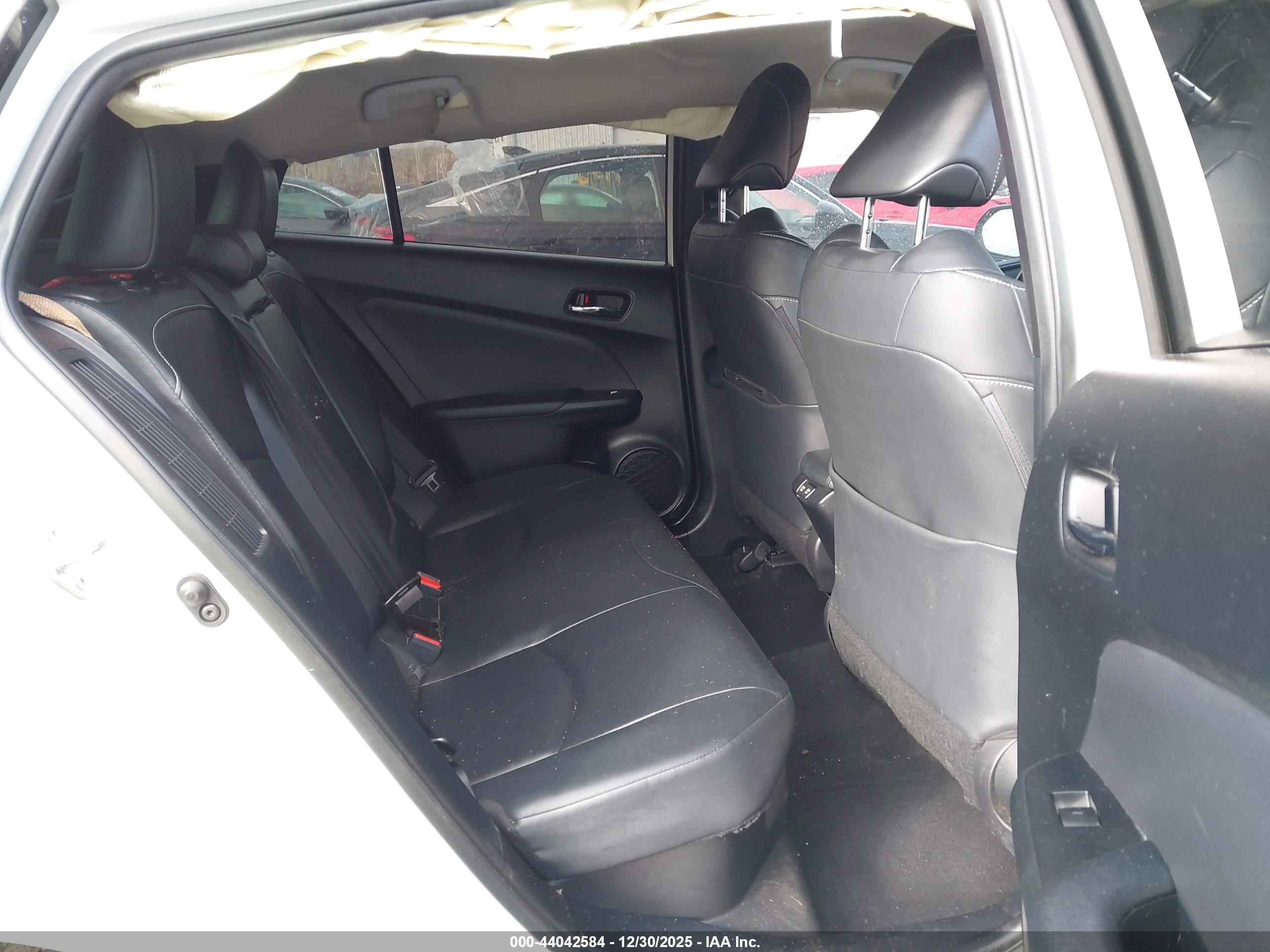 TOYOTA PRIUS image 8