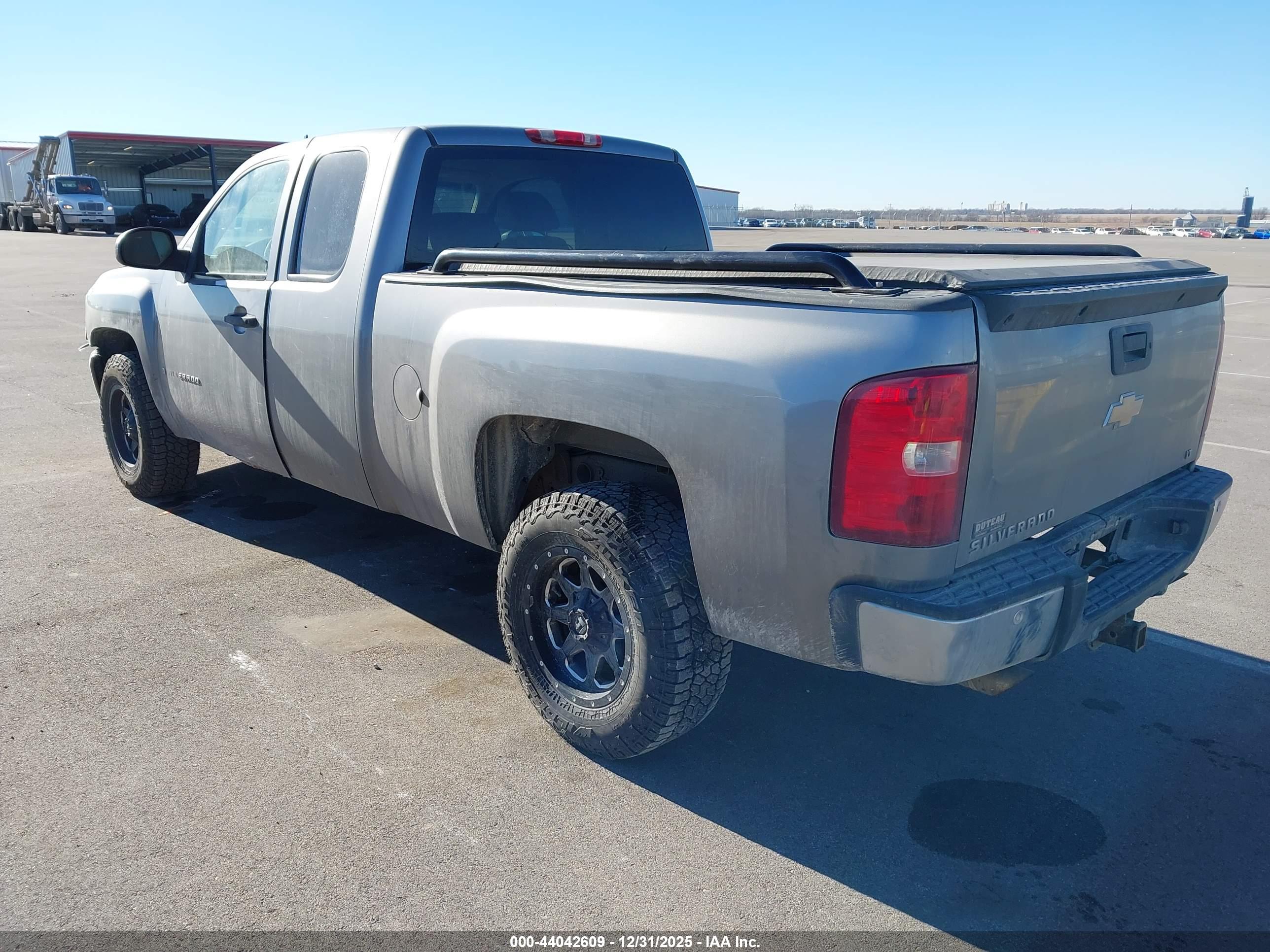 CHEVROLET SILVERADO image 3