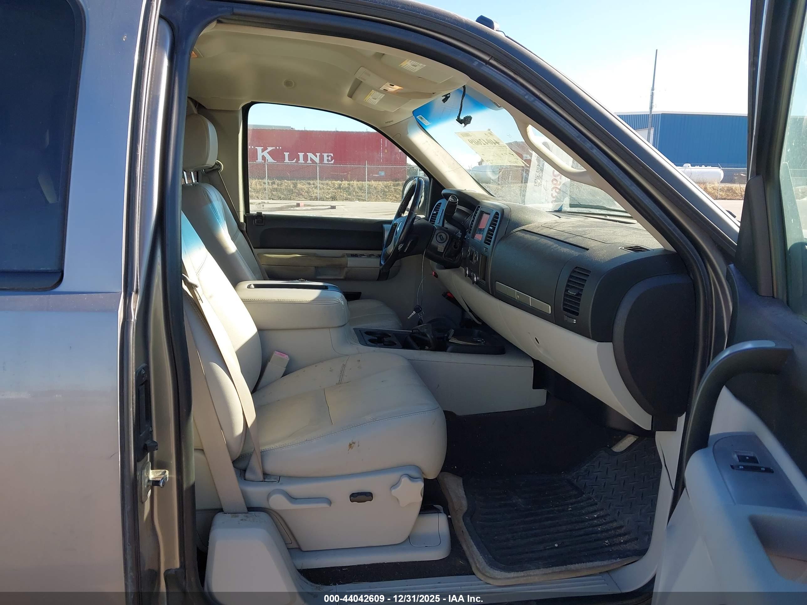 CHEVROLET SILVERADO image 5