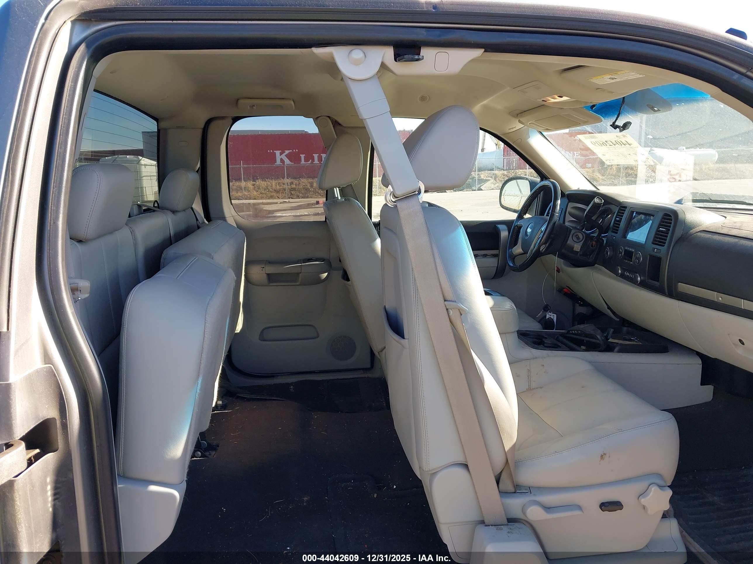 CHEVROLET SILVERADO image 8