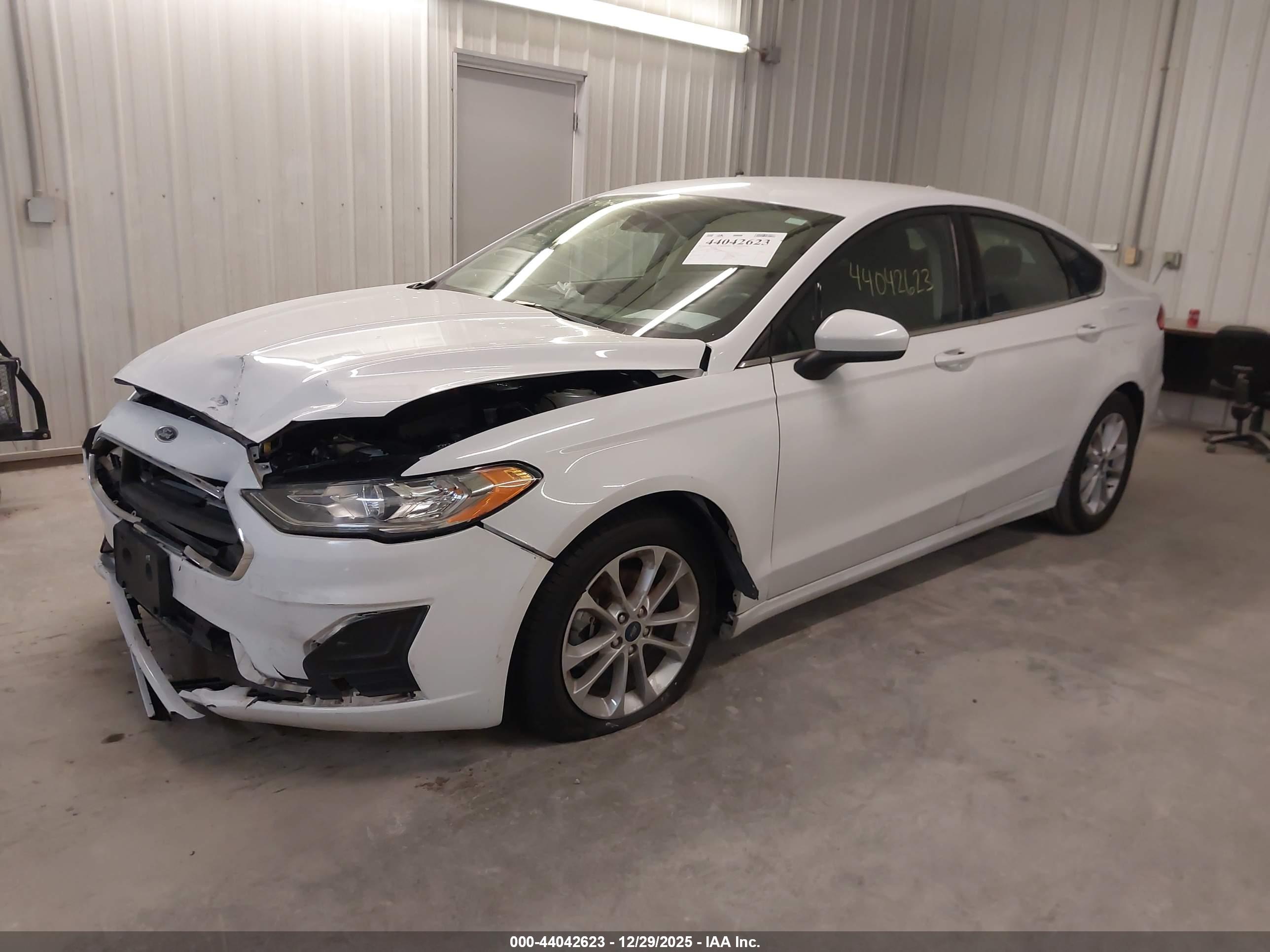 FORD FUSION image 2