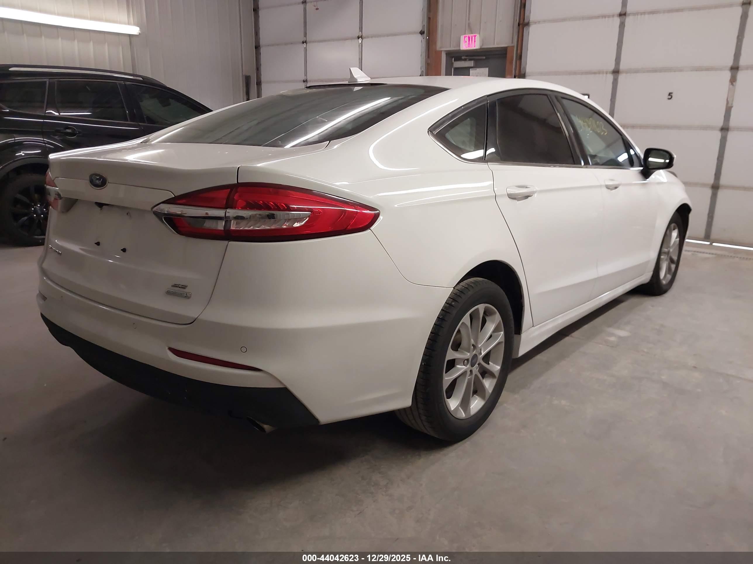 FORD FUSION image 4