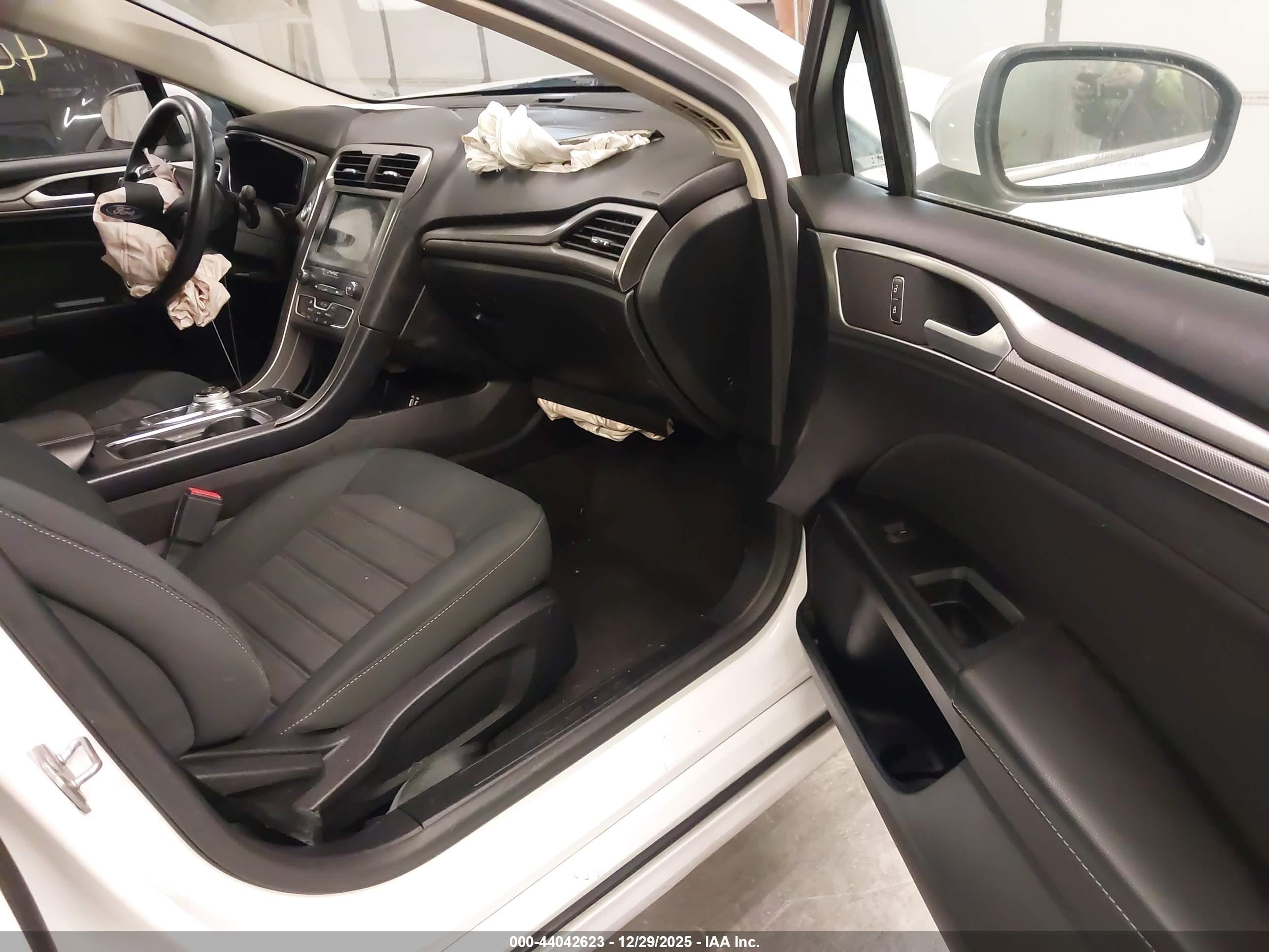 FORD FUSION image 5