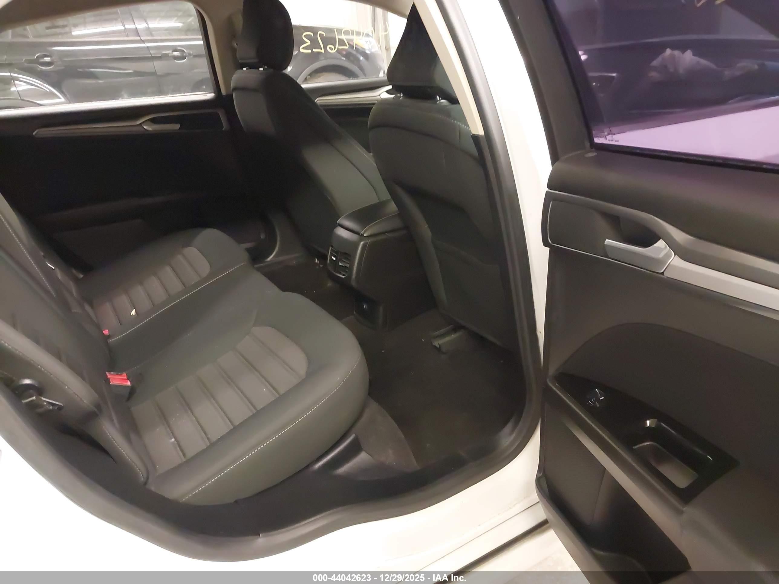 FORD FUSION image 8