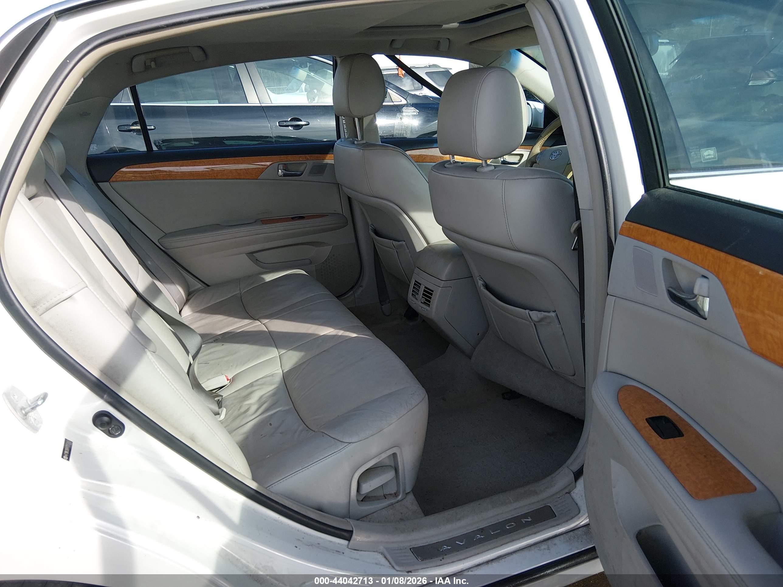 TOYOTA AVALON image 8